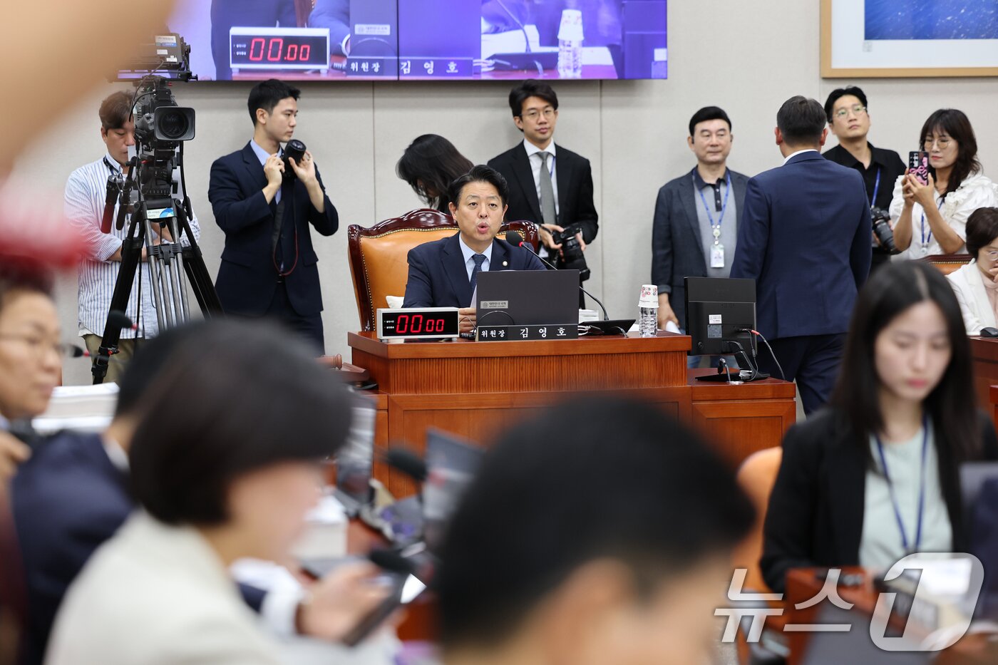 본문 이미지 - 김영호 국회 교육위원장이 2일 서울 여의도 국회에서 열린 최교진 사회부총리 겸 교육부 장관 후보자 인사청문회를 주재하고 있다. ⓒ News1 이승배 기자
