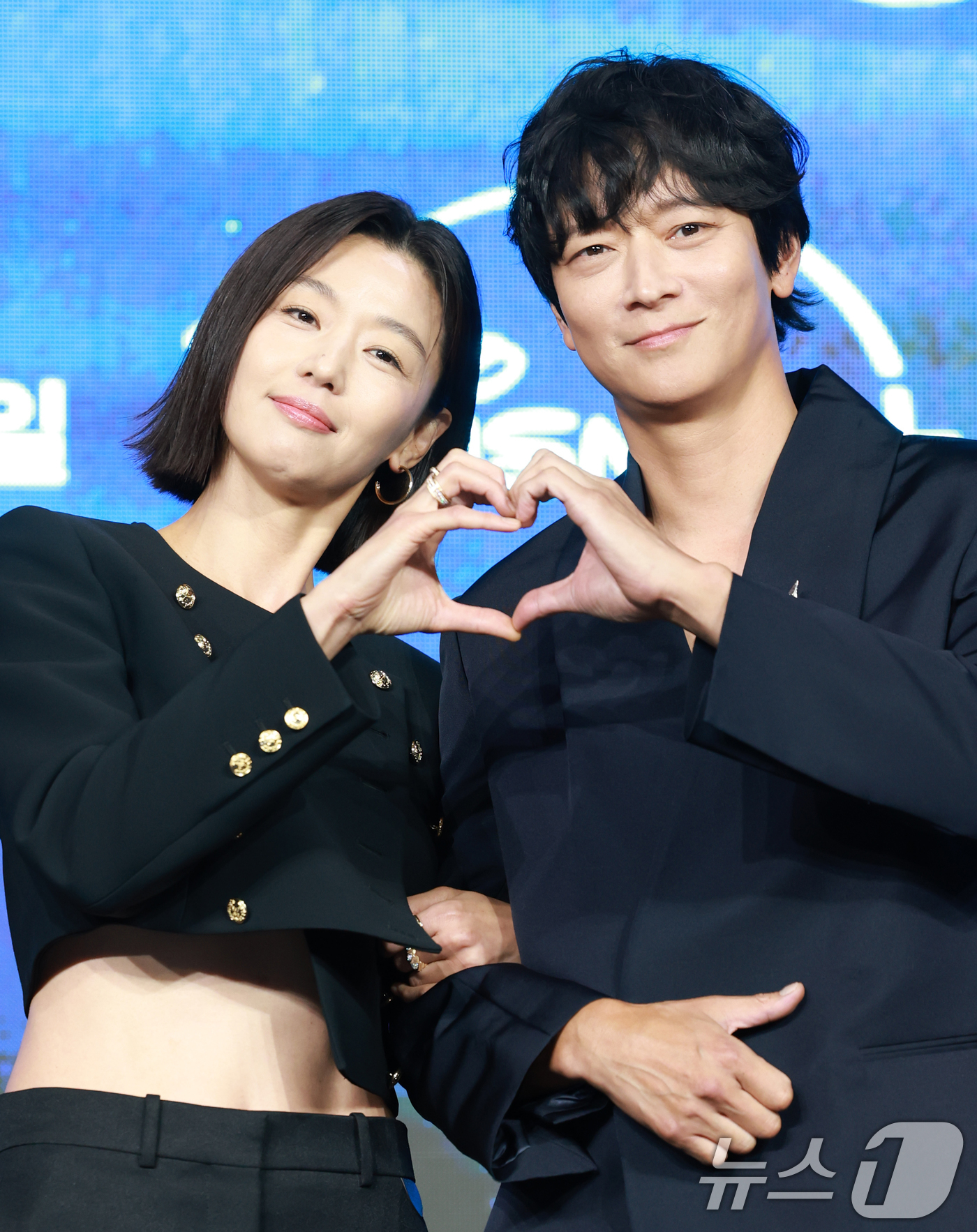 (서울=뉴스1) 권현진 기자 = 배우 전지현과 강동원(오른쪽)이 2일 오전 서울 종로구 포시즌스 호텔에서 열린 디즈니 플러스 오리지널 시리즈 '북극성' 제작발표회에 참석해 포즈를 …