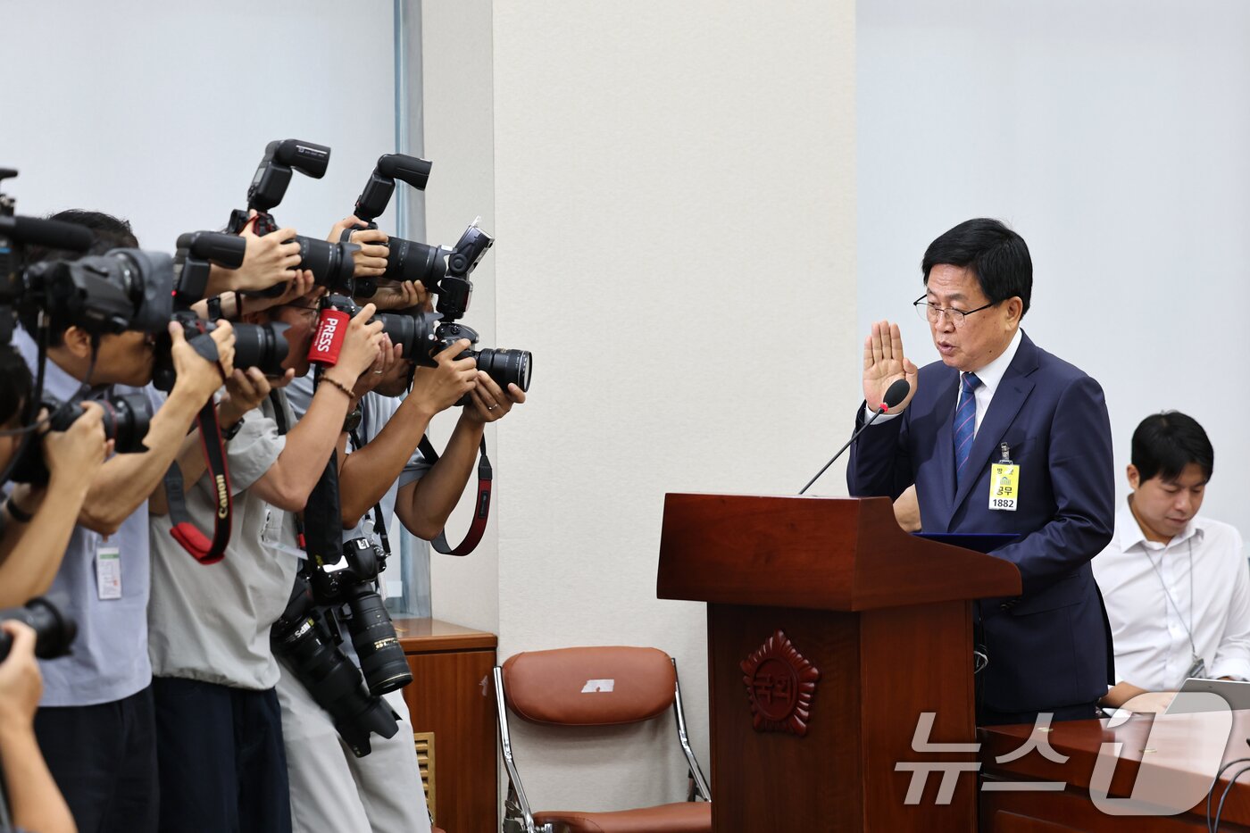 본문 이미지 - 최교진 사회부총리 겸 교육부 장관 후보자가 2일 서울 여의도 국회 교육위원회에서 열린 인사청문회에 출석해 선서하고 있다. 2025.9.2/뉴스1 ⓒ News1 이승배 기자