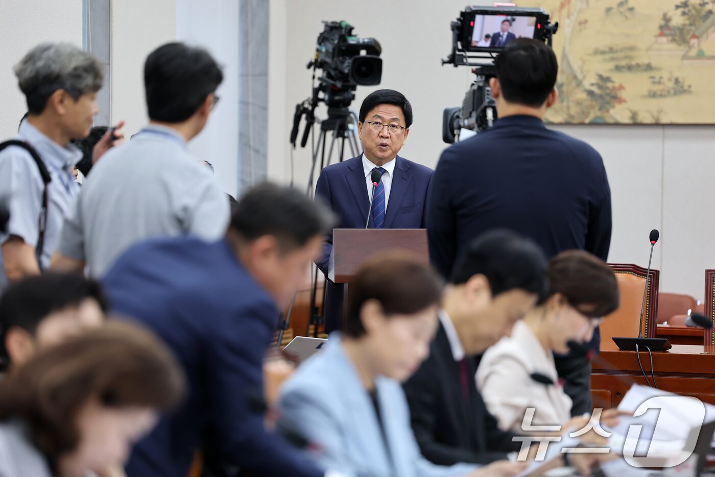 본문 이미지 - 최교진 사회부총리 겸 교육부 장관 후보자가 2일 서울 여의도 국회 교육위원회에서 열린 인사청문회에 출석해 인사말하고 있다. 2025.9.2/뉴스1 ⓒ News1 이승배 기자