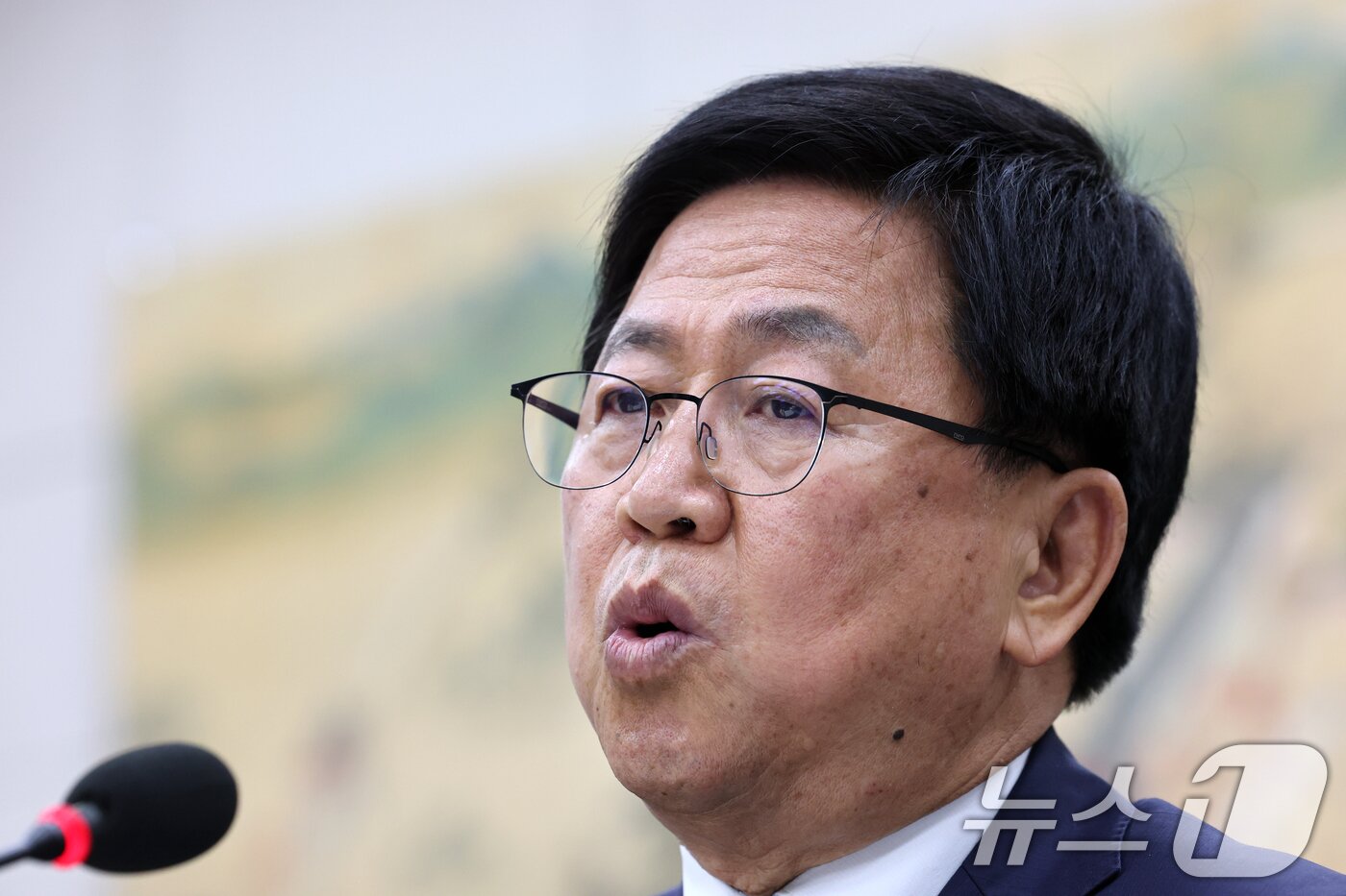 본문 이미지 - 최교진 사회부총리 겸 교육부 장관 후보자가 2일 서울 여의도 국회 교육위원회에서 열린 인사청문회에 출석해 의원들의 의사진행 발언을 듣고 있다. 2025.9.2/뉴스1 ⓒ News1 이승배 기자