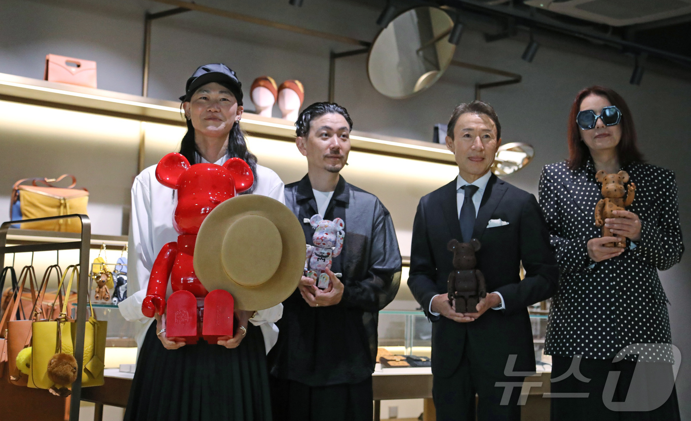 (서울=뉴스1) 권준언 기자 = 2일 서울 강남구 MCM 하우스에서 열린 '베어브릭 인 MCM 원더월드' 전시에서 작가들이 각자 작품을 들고 포즈를 취하고 있다. 2025.9.2/ …