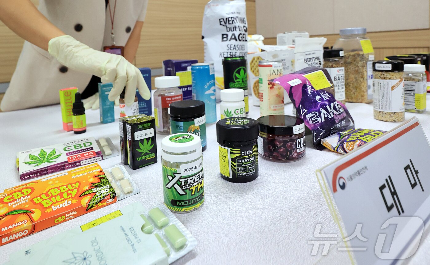 본문 이미지 - 2일 오전 서울 양천구 서울지방식약청 브리핑실에 ‘마약성분 함유 의심 해외직구식품&#39;들이 진열되어 있다. 2025.9.2/뉴스1 ⓒ News1 김진환 기자