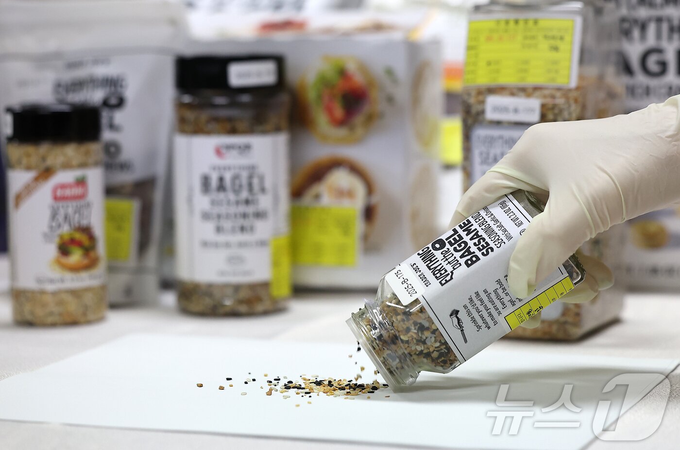 본문 이미지 - 2일 오전 서울 양천구 서울지방식약청 브리핑실에서 열린 ‘마약성분 함유 의심 해외직구식품 기획검사 결과 브리핑&#39;에서 관계자가 양귀비가 함유된 제품을 공개하고 있다. 2025.9.2/뉴스1 ⓒ News1 김진환 기자