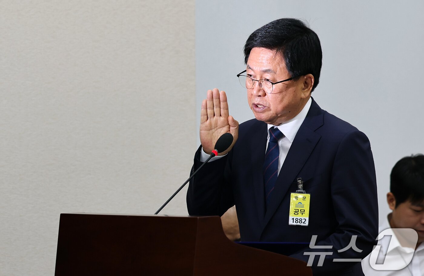 본문 이미지 - 최교진 사회부총리 겸 교육부 장관 후보자가 2일 서울 여의도 국회 교육위원회에서 열린 인사청문회에 출석해 선서하고 있다. 2025.9.2/뉴스1 ⓒ News1 이승배 기자