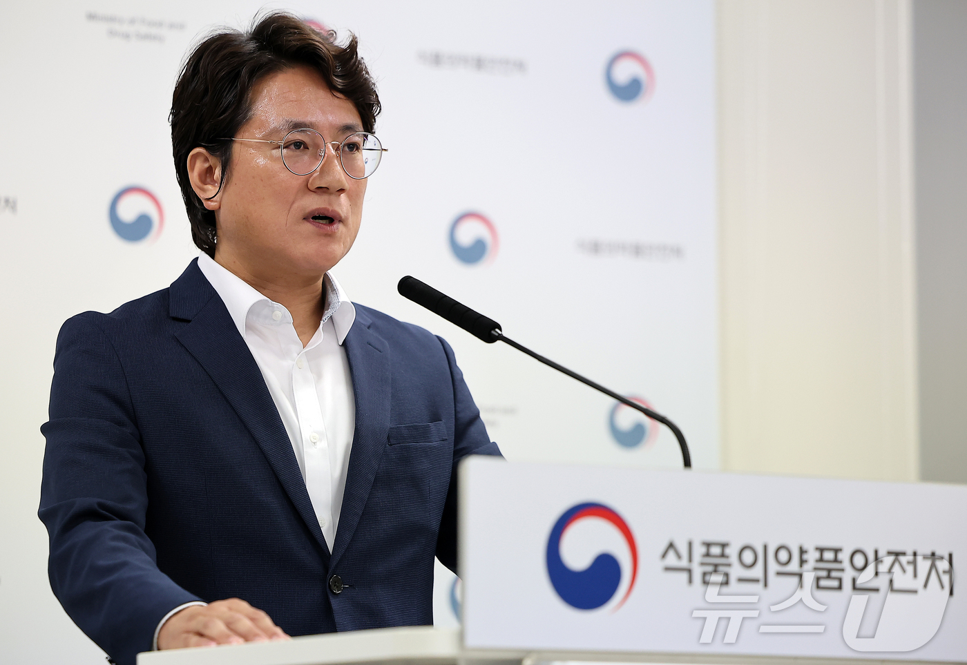 (서울=뉴스1) 김진환 기자 = 조성훈 식품의약품안전처 수입유통안전과장이 2일 오전 서울 양천구 서울지방식약청 브리핑실에서 ‘마약성분 함유 의심 해외직구식품 기획검사 결과’ 브리핑 …