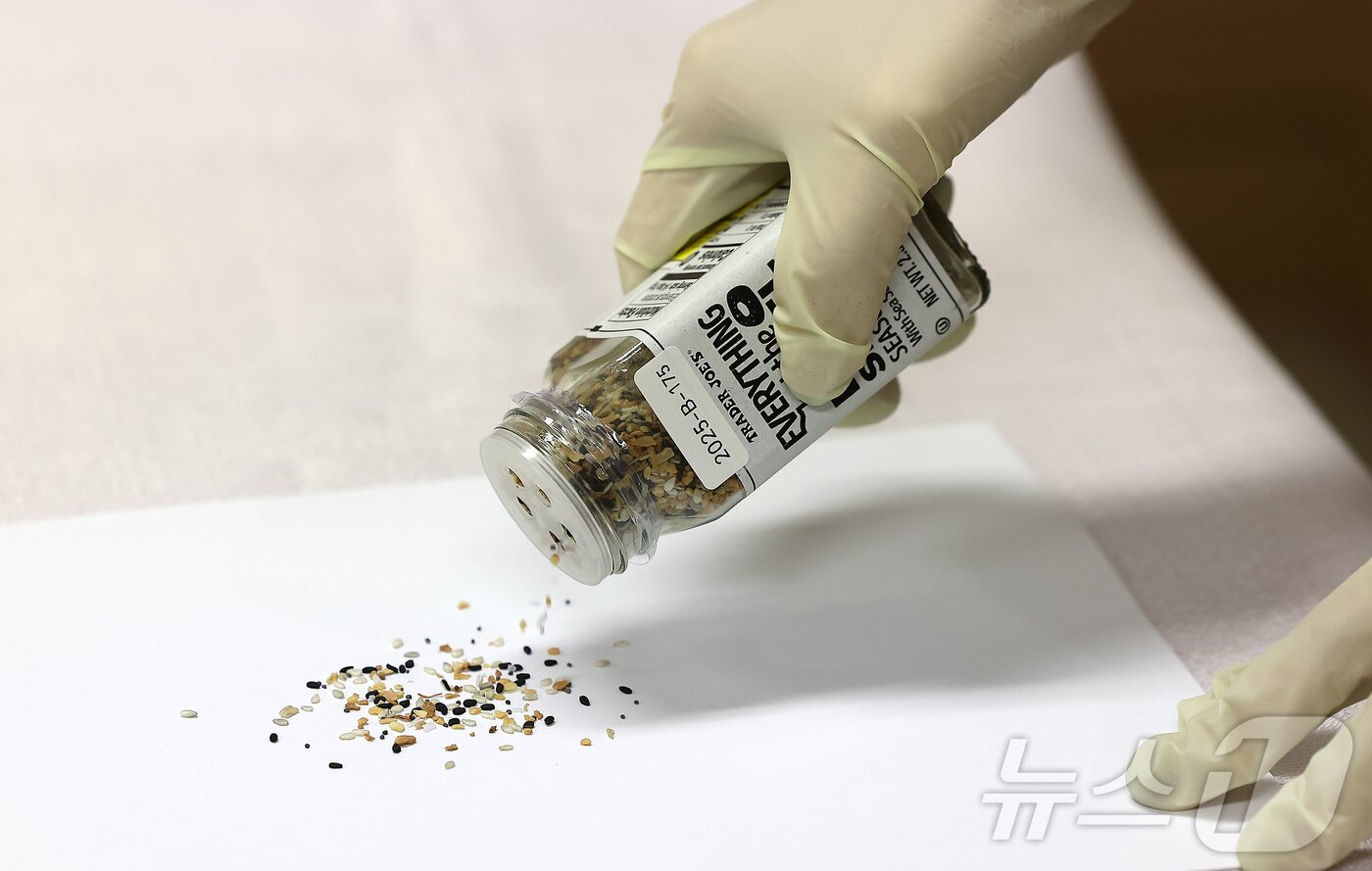 본문 이미지 - 2일 오전 서울 양천구 서울지방식약청 브리핑실에서 열린 ‘마약성분 함유 의심 해외직구식품 기획검사 결과 브리핑&#39;에서 관계자가 양귀비가 함유된 제품을 공개하고 있다. 2025.9.2/뉴스1 ⓒ News1 김진환 기자