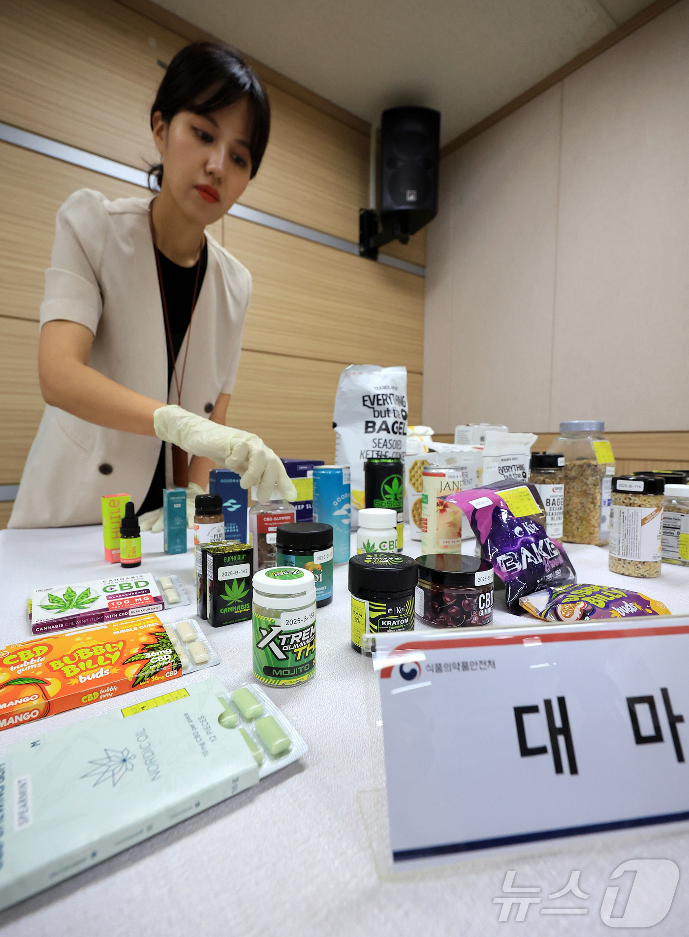 (서울=뉴스1) 김진환 기자 = 2일 오전 서울 양천구 서울지방식약청 브리핑실에 ‘마약성분 함유 의심 해외직구식품'들이 진열되어 있다.식품의약품안전처는 대마 사용이 합법화된 국가의 …