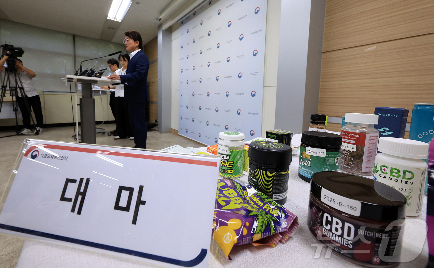(서울=뉴스1) 김진환 기자 = 조성훈 식품의약품안전처 수입유통안전과장이 2일 오전 서울 양천구 서울지방식약청 브리핑실에서 ‘마약성분 함유 의심 해외직구식품 기획검사 결과’ 브리핑 …