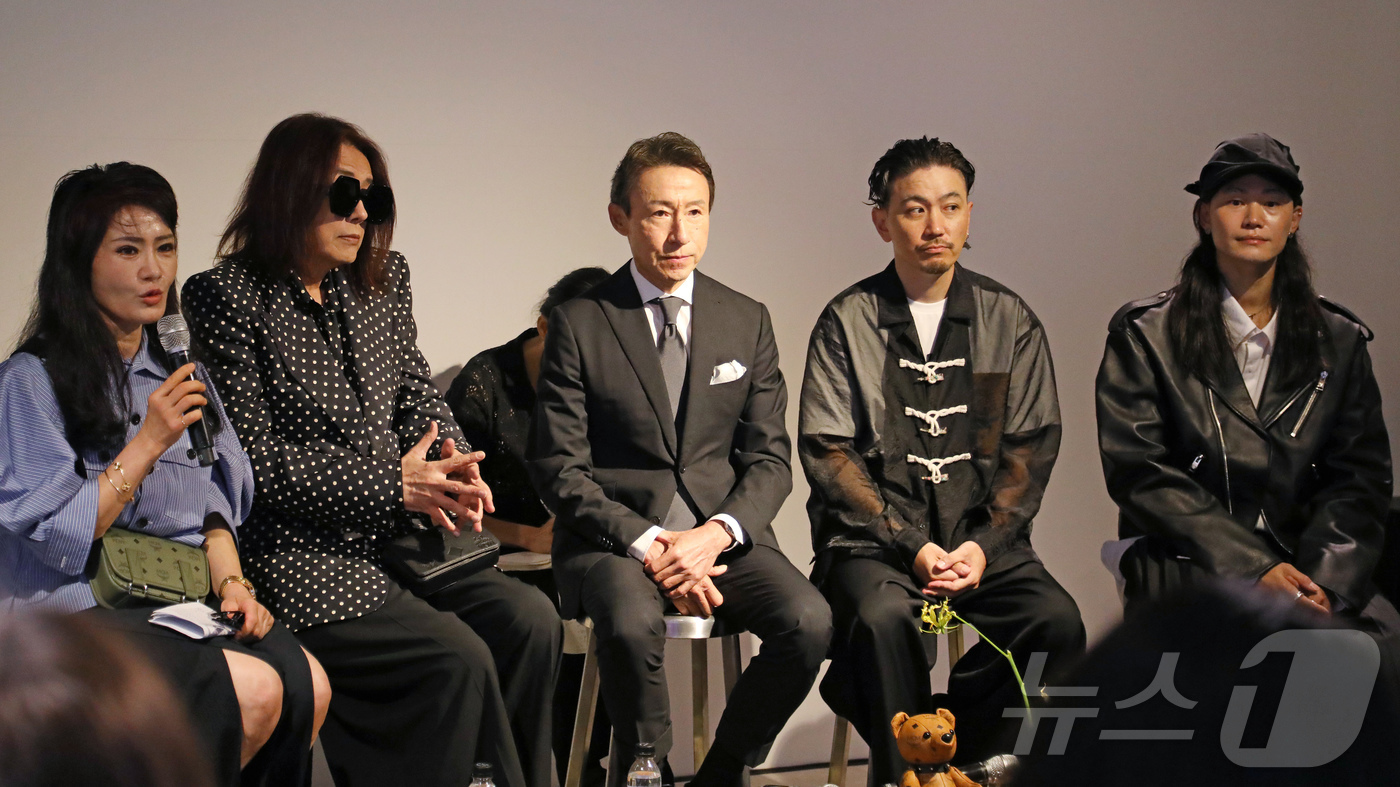 (서울=뉴스1) 권준언 기자 = 김해리 MCM Japan 회장(왼쪽)과 작가들이 2일 서울 강남구 MCM 하우스에서 '베어브릭 인 MCM 원더월드' 전시 기자간담회를 하고 있다. …