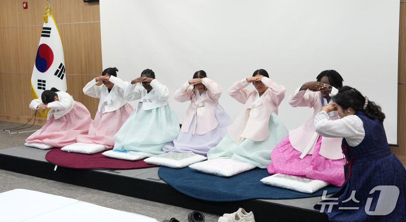 본문 이미지 - ‘SEONBI Journey In Korea’ 프로그램 참여자들이 예절체험을 하고 있다.  &#40;논산시 제공. 재판매 및 DB금지&#41;2025.9.2/뉴스1