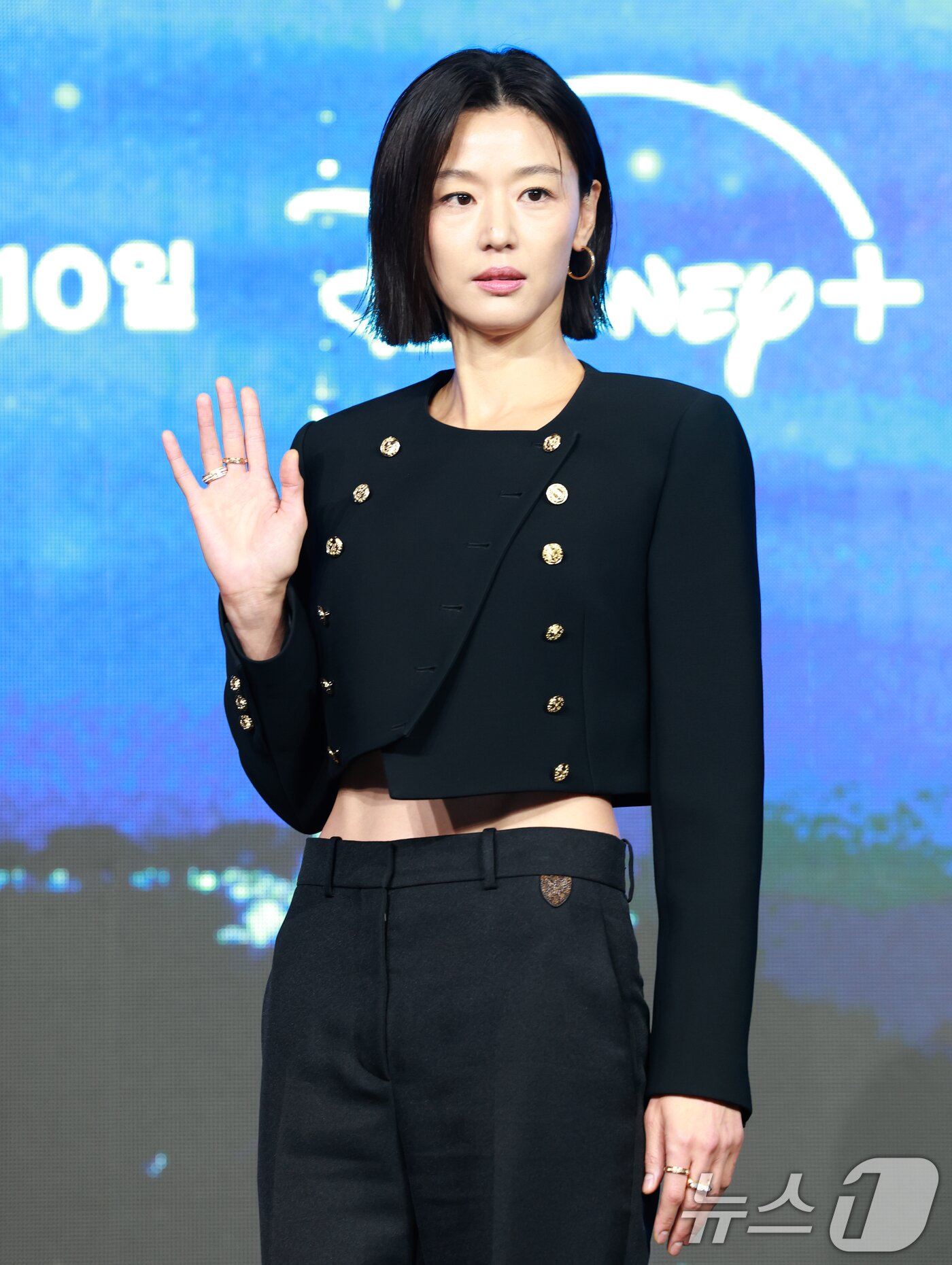 본문 이미지 - 배우 전지현이 2일 오전 서울 종로구 포시즌스 호텔에서 열린 디즈니 플러스 오리지널 시리즈 '북극성' 제작발표회에 참석해 포즈를 취하고 있다. '북극성'은 유엔대사로서 국제적 명성을 쌓아온 문주(전지현 분)가 대통령 후보 피격 사건의 배후를 쫓는 가운데, 그녀를 지켜야만 하는 국적 불명의 특수요원 산호(강동원 분)와 함께 한반도를 위협하는 거대한 진실을 마주하는 이야기를 그린 드라마다. 2025.9.2/뉴스1 ⓒ News1 권현진 기자