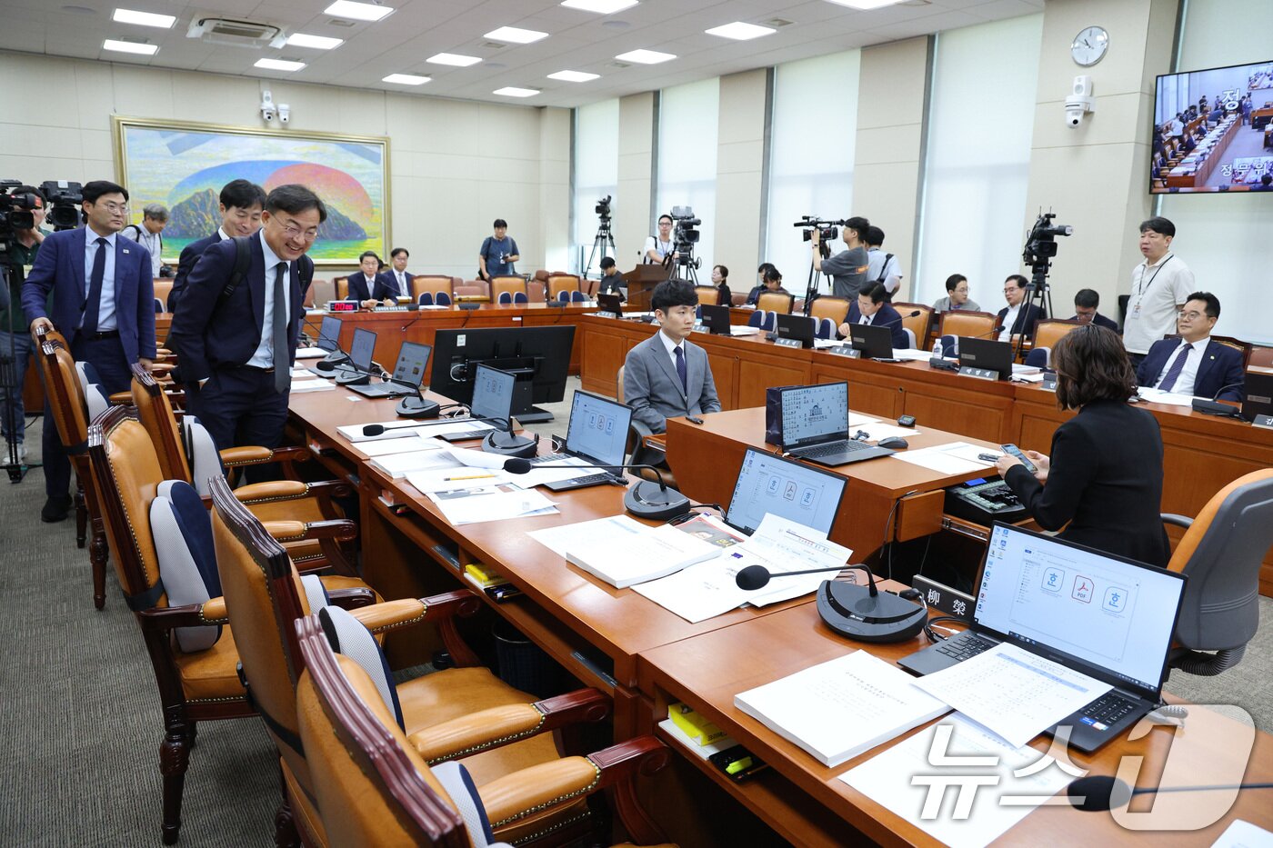 본문 이미지 - 2일 오전 서울 여의도 국회 정무위원회에서 열린 이억원 금융위원장 후보자 인사청문회가 정회되자 의원들이 회의실을 나서고 있다. 2025.9.2/뉴스1 ⓒ News1 신웅수 기자