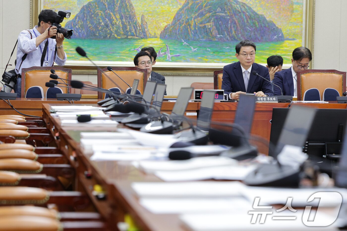 본문 이미지 - 이억원 금융위원장 후보자가 2일 오전 서울 여의도 국회 정무위원회에서 열린 인사청문회가 정회되자 자리를 지키고 있다. 2025.9.2/뉴스1 ⓒ News1 신웅수 기자