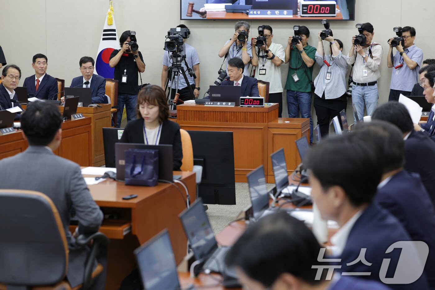 본문 이미지 - 윤한홍 정무위원장이 2일 오전 서울 여의도 국회 정무위원회에서 열린 이억원 금융위원장 후보자에 대한 인사청문회에서 정회를 선포하고 있다. 2025.9.2/뉴스1 ⓒ News1 신웅수 기자