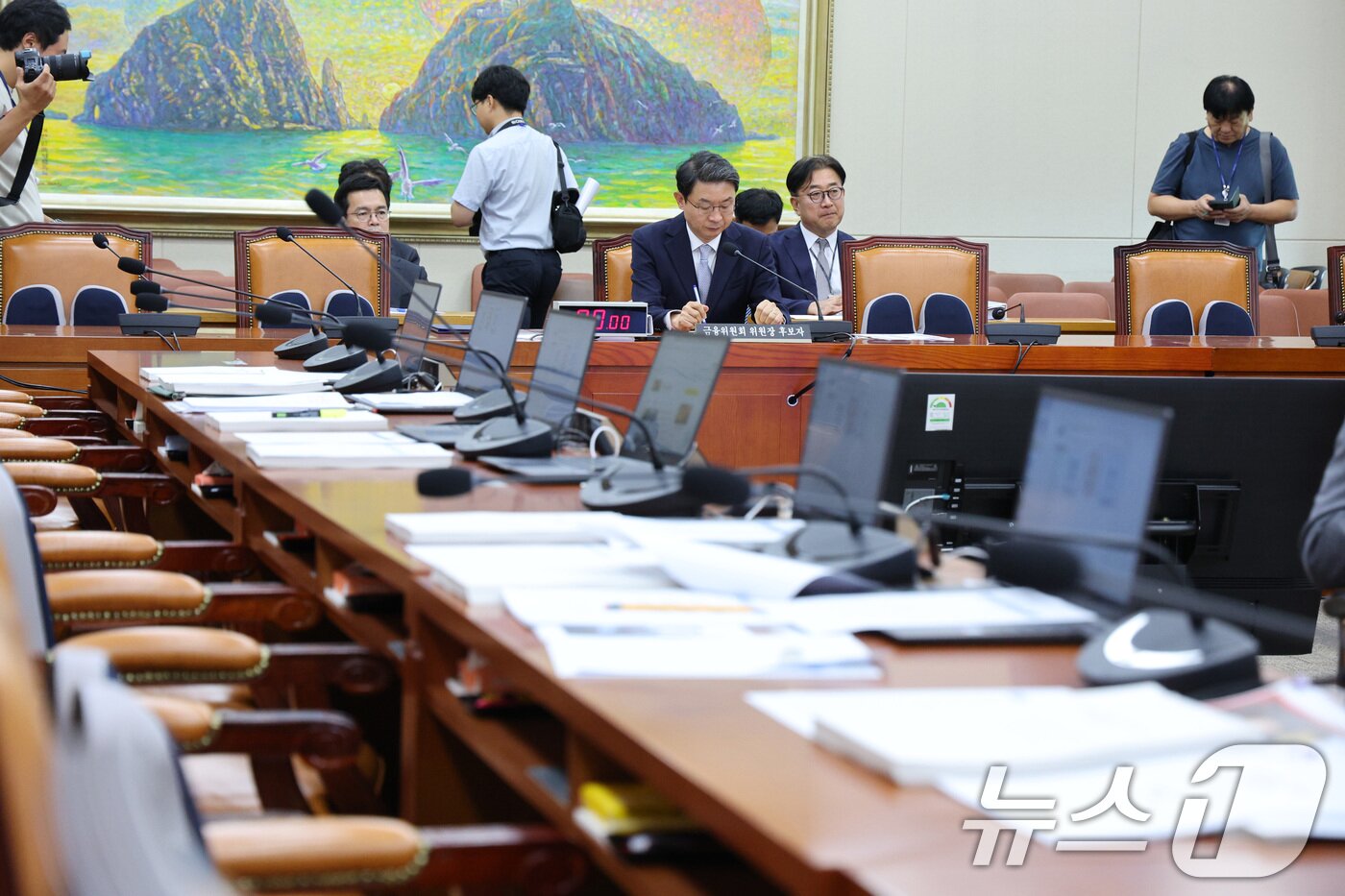 본문 이미지 - 이억원 금융위원장 후보자가 2일 오전 서울 여의도 국회 정무위원회에서 열린 인사청문회가 정회되자 자리를 지키고 있다. 2025.9.2/뉴스1 ⓒ News1 신웅수 기자