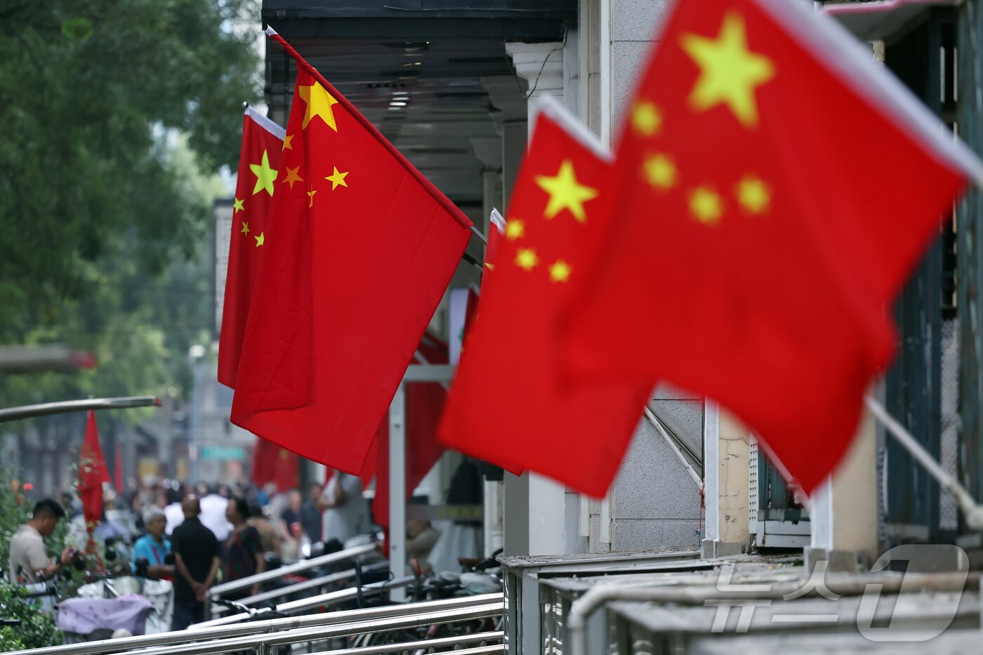 본문 이미지 - 중국 &#39;전승절&#39;&#40;항일전쟁 및 반파시스트 전쟁 승리&#41; 80주년 행사를 하루 앞둔 2일 중국 베이징의 주택 및 상점가 출입구에 오성홍기가 걸려 있다. 2025.9.2/뉴스1 ⓒ News1 박정호 기자