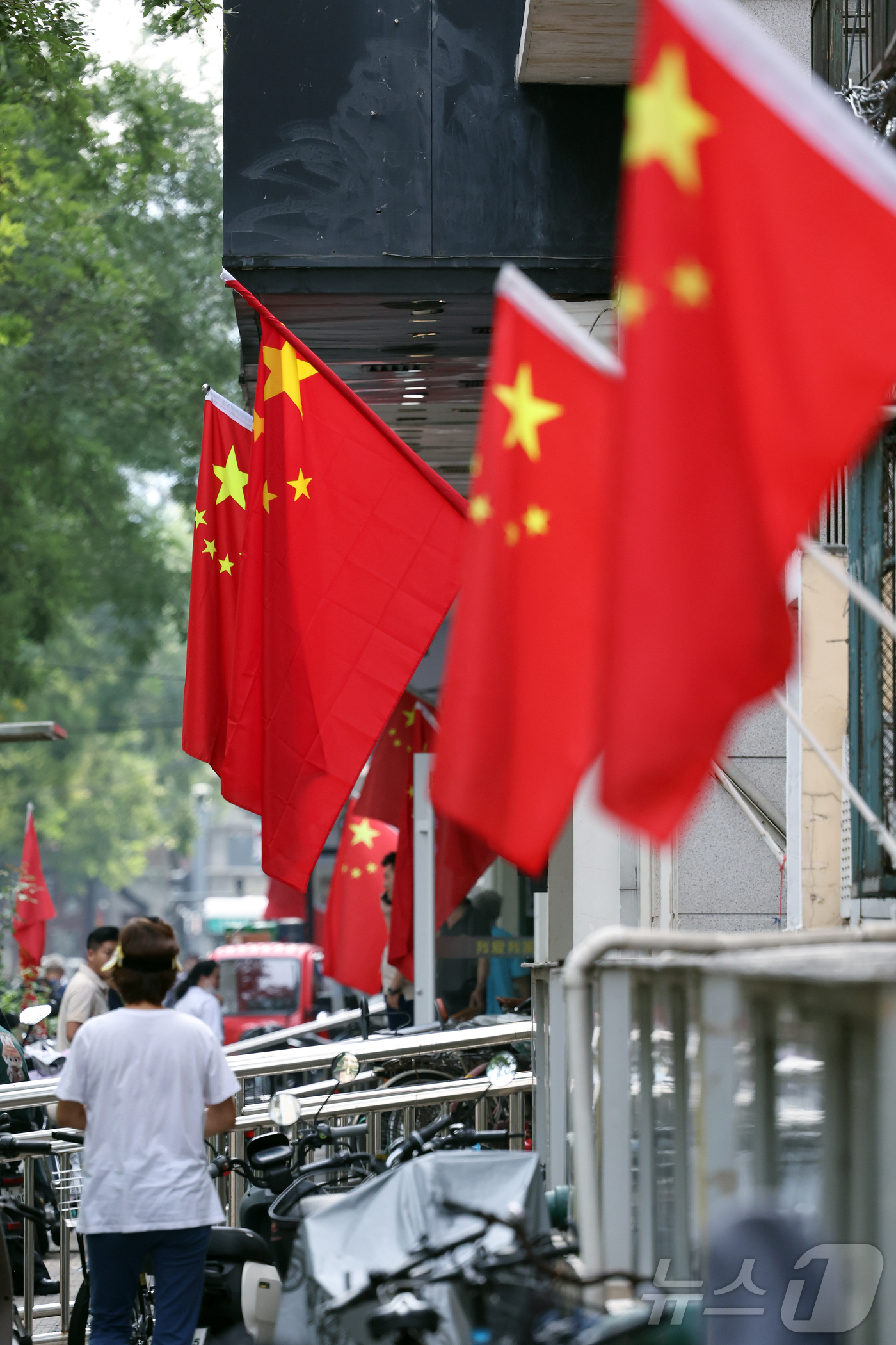 (베이징(중국)=뉴스1) 박정호 기자 = 중국 '전승절'(항일전쟁 및 반파시스트 전쟁 승리) 80주년 행사를 하루 앞둔 2일 중국 베이징의 주택 및 상점가 출입구에 오성홍기가 걸려 …