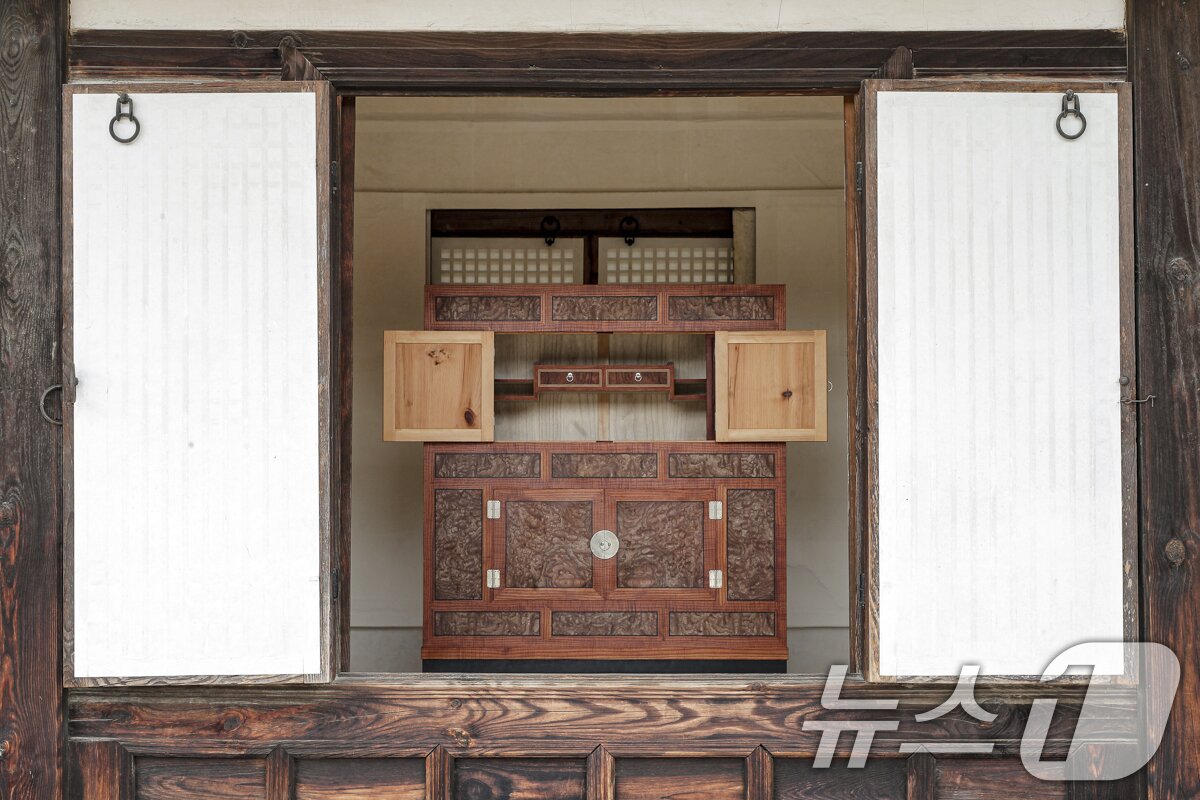 본문 이미지 - 세이버스코리아가 2일부터 창덕궁 낙선재에서 '낙선재 유(遊) 이음의 합'을 주제로 제3회 K-헤리티지 아트전을 개최한다고 밝혔다. 사진은 제3회 K-헤리티지 아트전 모습. (세이버스코리아 제공. 재판매 및 DB 금지) 2025.9.2/뉴스1