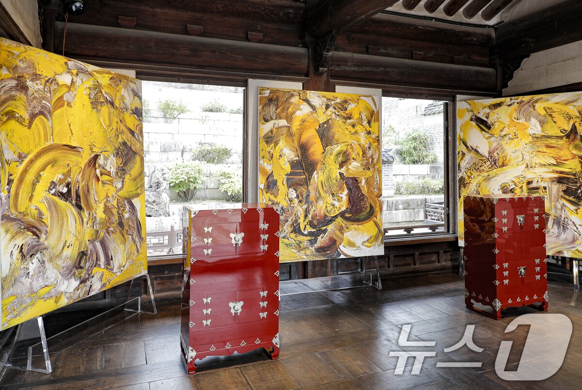 본문 이미지 - 세이버스코리아가 2일부터 창덕궁 낙선재에서 '낙선재 유(遊) 이음의 합'을 주제로 제3회 K-헤리티지 아트전을 개최한다고 밝혔다. 사진은 제3회 K-헤리티지 아트전 모습. (세이버스코리아 제공. 재판매 및 DB 금지) 2025.9.2/뉴스1