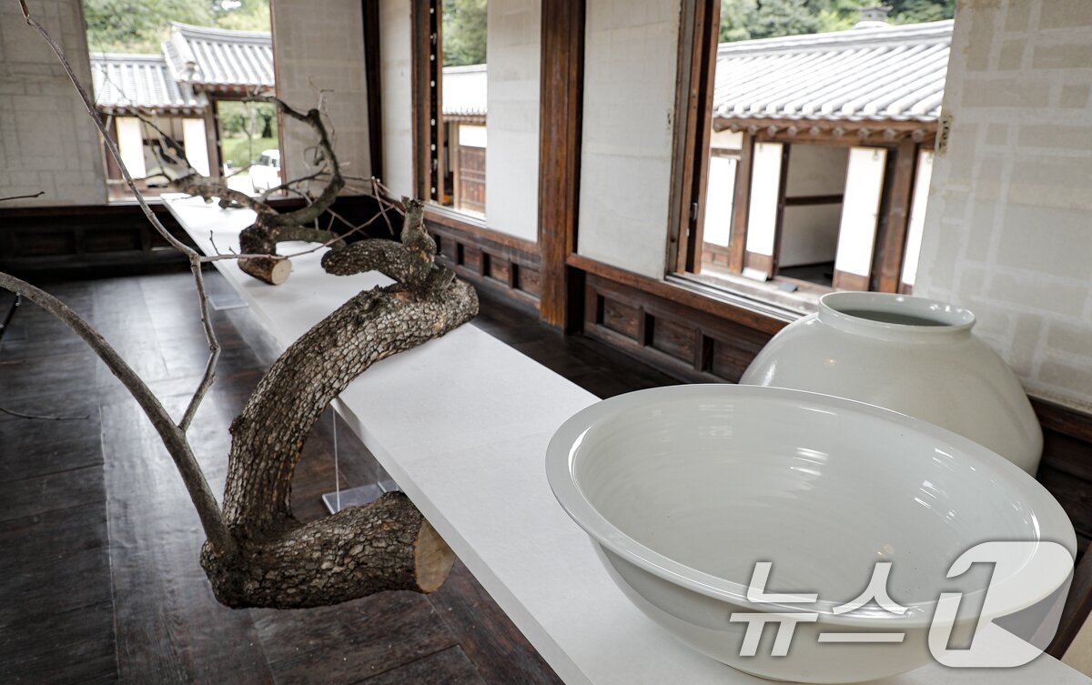 본문 이미지 - 세이버스코리아가 2일부터 창덕궁 낙선재에서 '낙선재 유(遊) 이음의 합'을 주제로 제3회 K-헤리티지 아트전을 개최한다고 밝혔다. 사진은 제3회 K-헤리티지 아트전 모습. (세이버스코리아 제공. 재판매 및 DB 금지) 2025.9.2/뉴스1