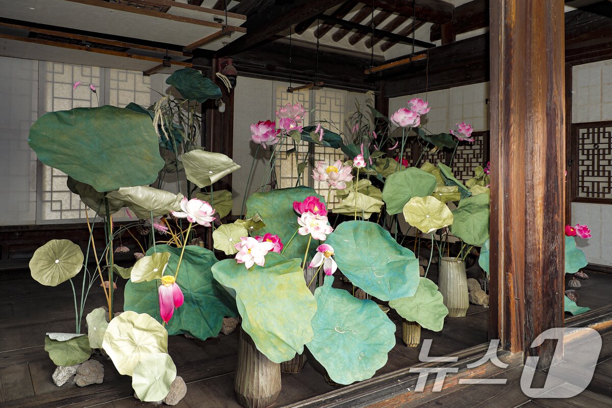 본문 이미지 - 세이버스코리아가 2일부터 창덕궁 낙선재에서 '낙선재 유(遊) 이음의 합'을 주제로 제3회 K-헤리티지 아트전을 개최한다고 밝혔다. 사진은 제3회 K-헤리티지 아트전 모습. (세이버스코리아 제공. 재판매 및 DB 금지) 2025.9.2/뉴스1