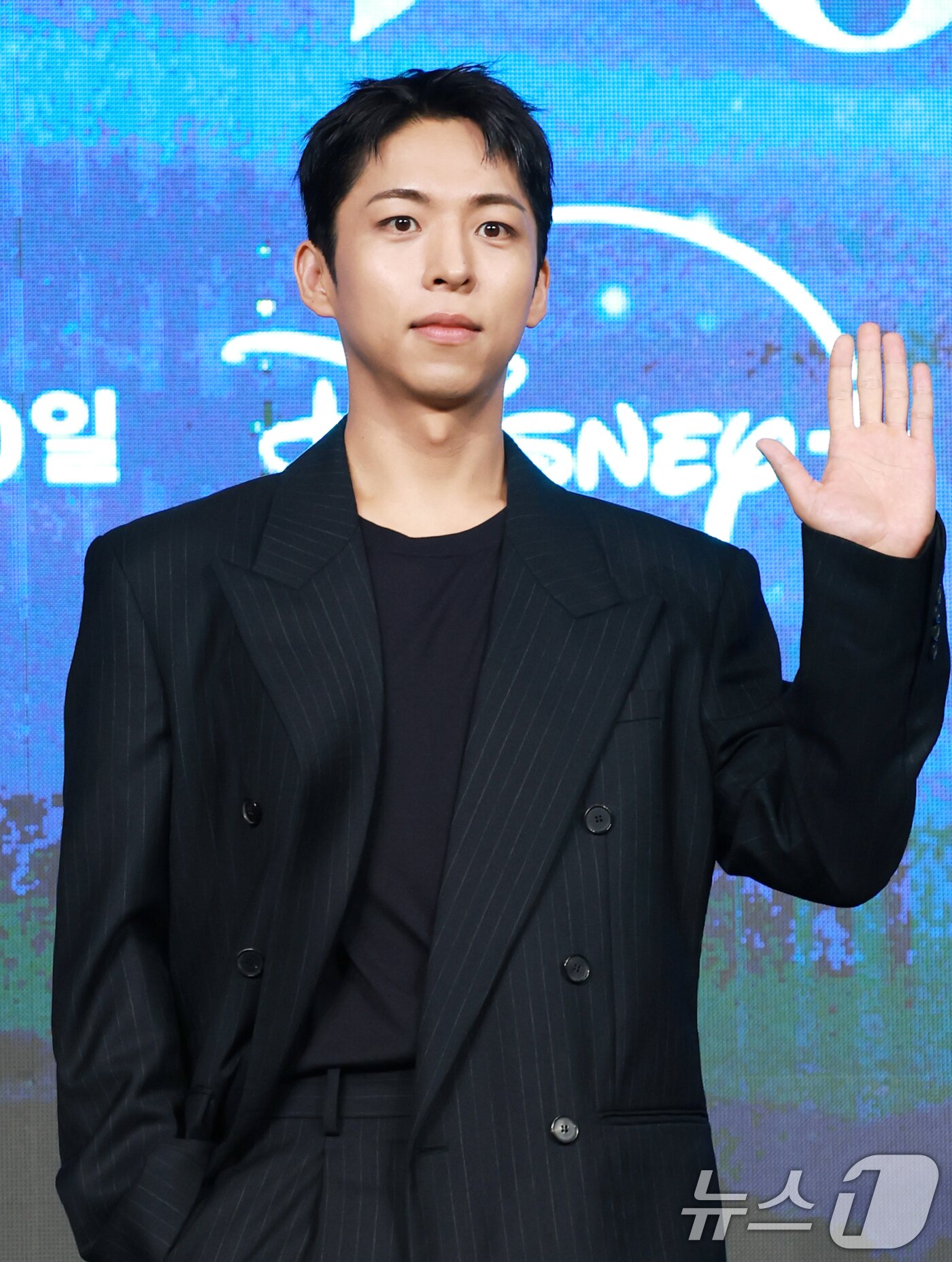 본문 이미지 - 배우 주종혁이 2일 오전 서울 종로구 포시즌스 호텔에서 열린 디즈니 플러스 오리지널 시리즈 '북극성' 제작발표회에 참석해 포즈를 취하고 있다. '북극성'은 유엔대사로서 국제적 명성을 쌓아온 문주(전지현 분)가 대통령 후보 피격 사건의 배후를 쫓는 가운데, 그녀를 지켜야만 하는 국적 불명의 특수요원 산호(강동원 분)와 함께 한반도를 위협하는 거대한 진실을 마주하는 이야기를 그린 드라마다. 2025.9.2/뉴스1 ⓒ News1 권현진 기자