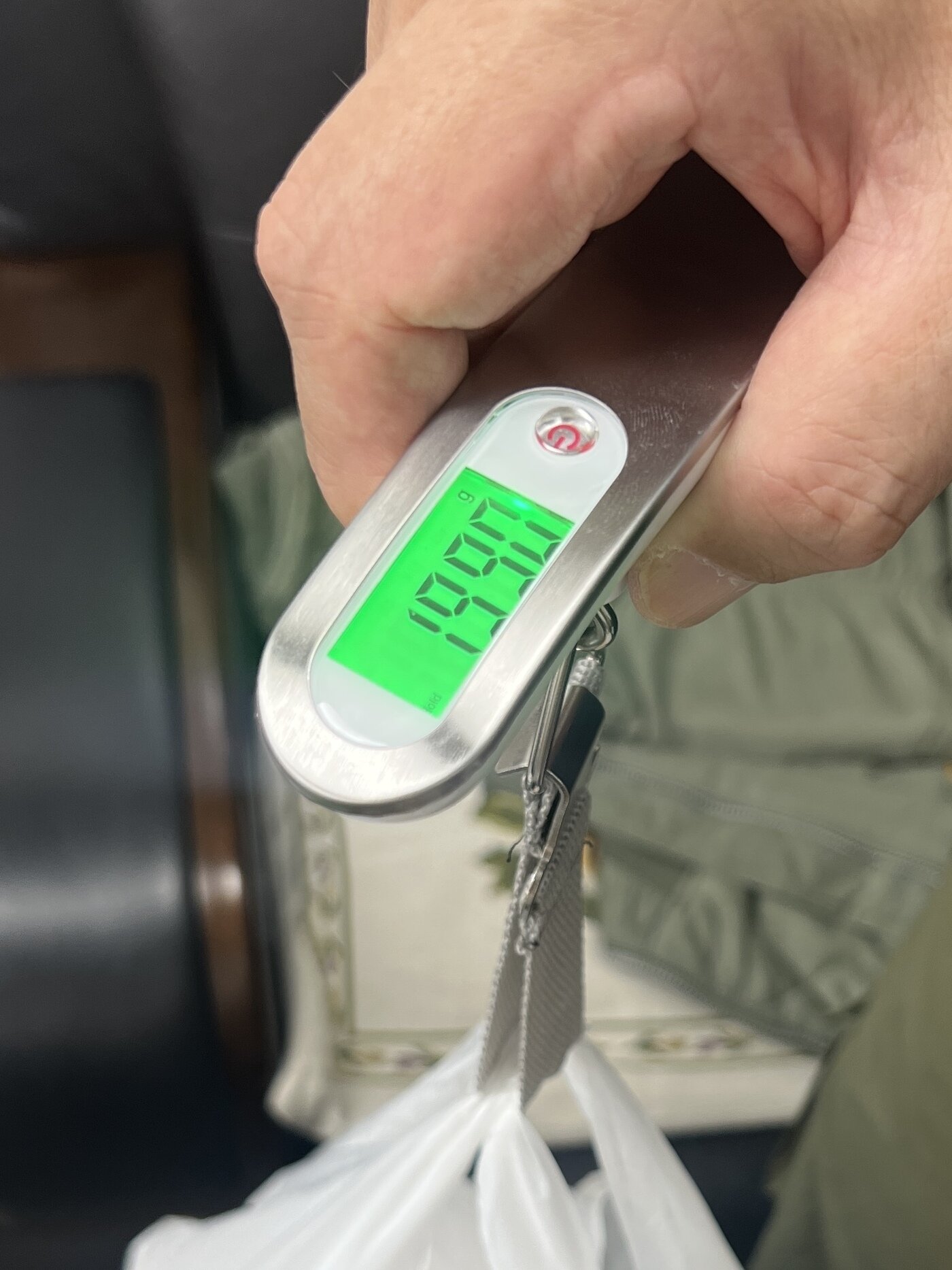 본문 이미지 - 최성룡 납북자가족모임 대표가 전단 꾸러미의 무게를 잰 수치가 저울 화면에 표시되고 있다. 2025.09.02/&#40;납북자가족모임 제공&#41;