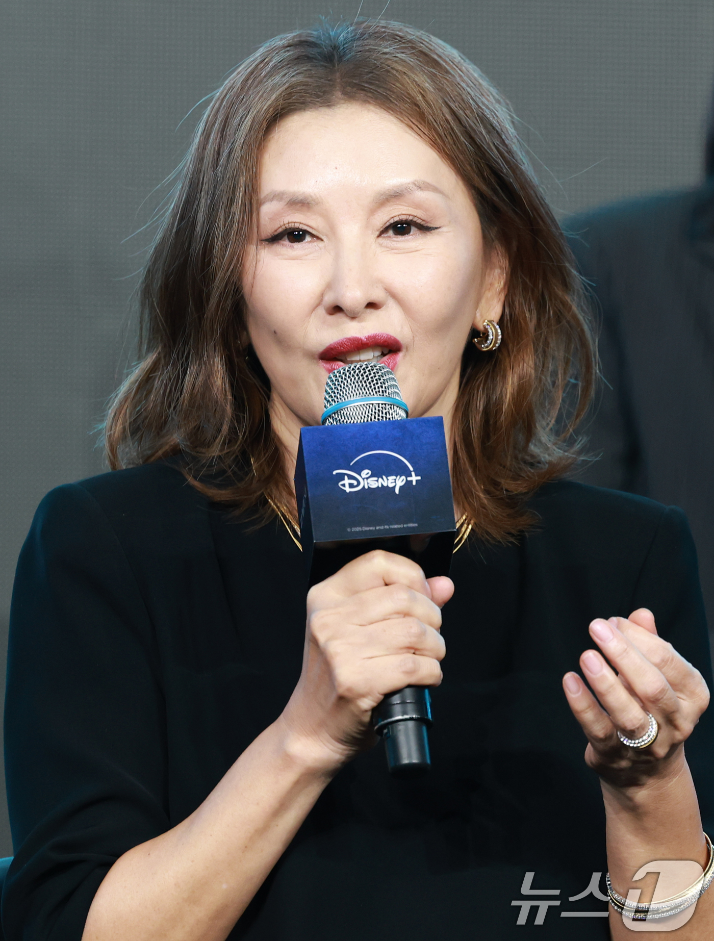 (서울=뉴스1) 권현진 기자 = 배우 이미숙이 2일 오전 서울 종로구 포시즌스 호텔에서 열린 디즈니 플러스 오리지널 시리즈 '북극성' 제작발표회에 참석해 인사말을 하고 있다.'북극 …
