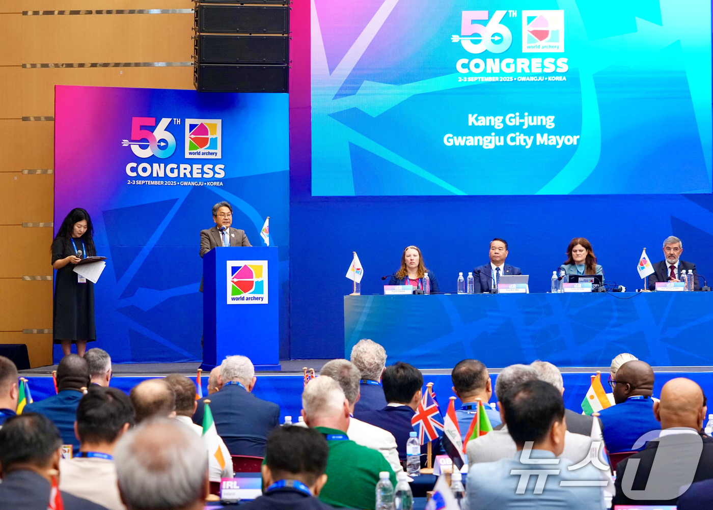 (광주=뉴스1) 이수민 기자 = 강기정 광주시장이 2일 김대중컨벤션센터에서 열린 세계양궁연맹 총회 본회의에 참석해 환영사를 하고 있다. (광주시 제공. 재판매 및 DB금지) 202 …