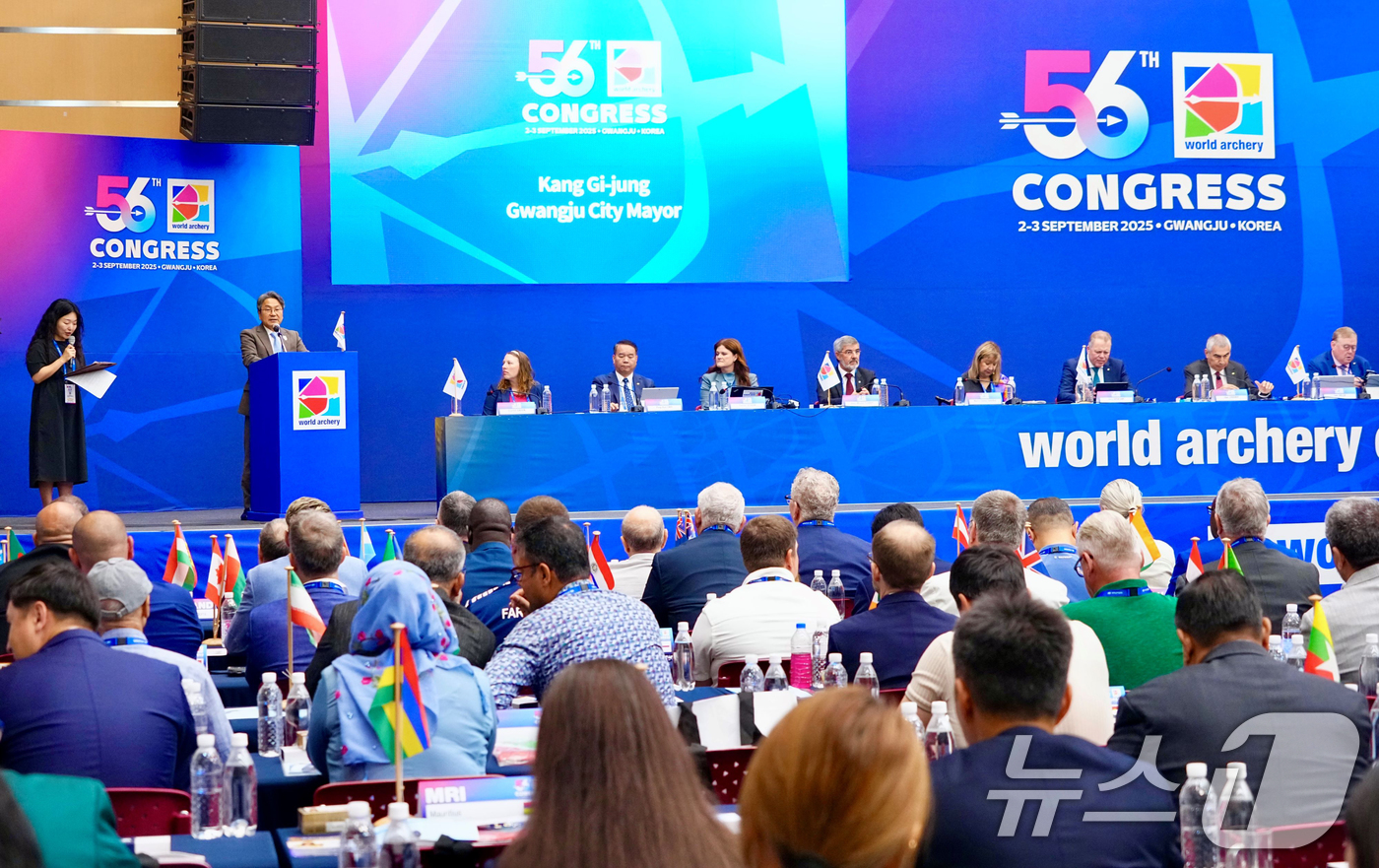 (광주=뉴스1) 이수민 기자 = 강기정 광주시장이 2일 김대중컨벤션센터에서 열린 세계양궁연맹 총회 본회의에 참석해 환영사를 하고 있다. (광주시 제공. 재판매 및 DB금지) 202 …