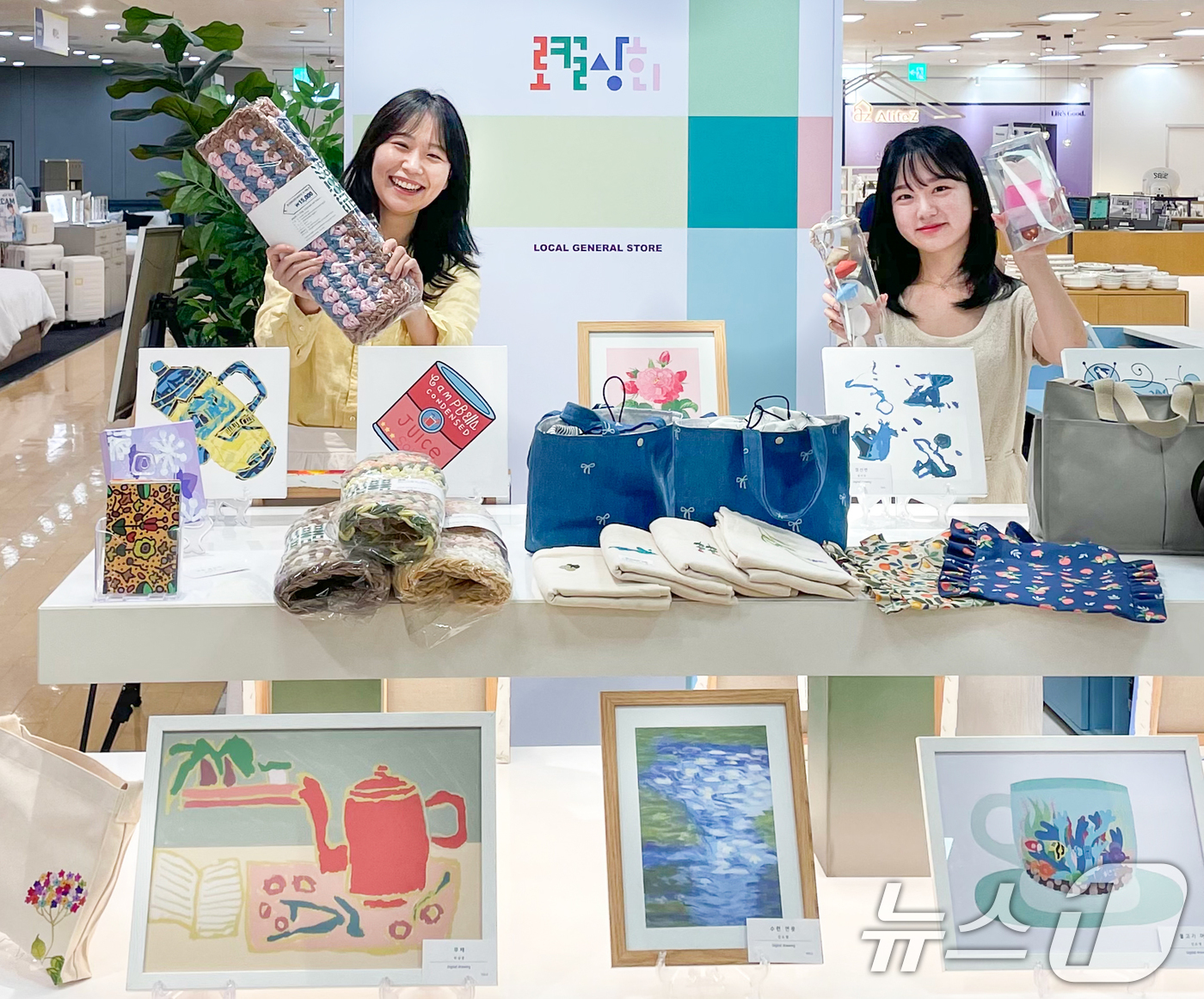 (서울=뉴스1) = 현대백화점이 미아점 7층에 '로컬상회' 매장을 오픈한다고 2일 밝혔다.직원들이 2일 서울 성북구 현대백화점 미아점 '로컬상회' 매장에서 상품을 소개하고 있다. …