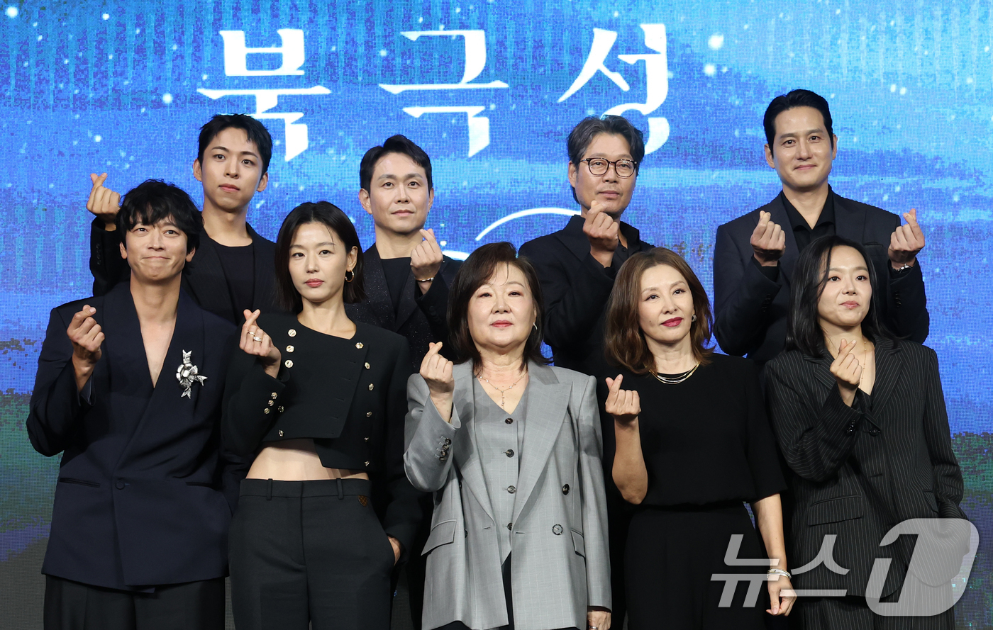 (서울=뉴스1) 권현진 기자 = 배우 주종혁(왼쪽 위부터 시계방향)과 오정세, 유재명, 박해준, 이상희, 이미숙, 김해숙, 전지현, 강동원이 2일 오전 서울 종로구 포시즌스 호텔에 …