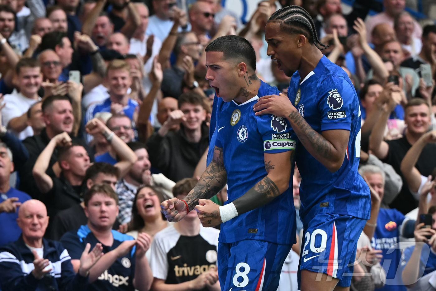 본문 이미지 - 득점 후 팬들과 함께 환호하는 첼시 선수들 ⓒ AFP=뉴스1