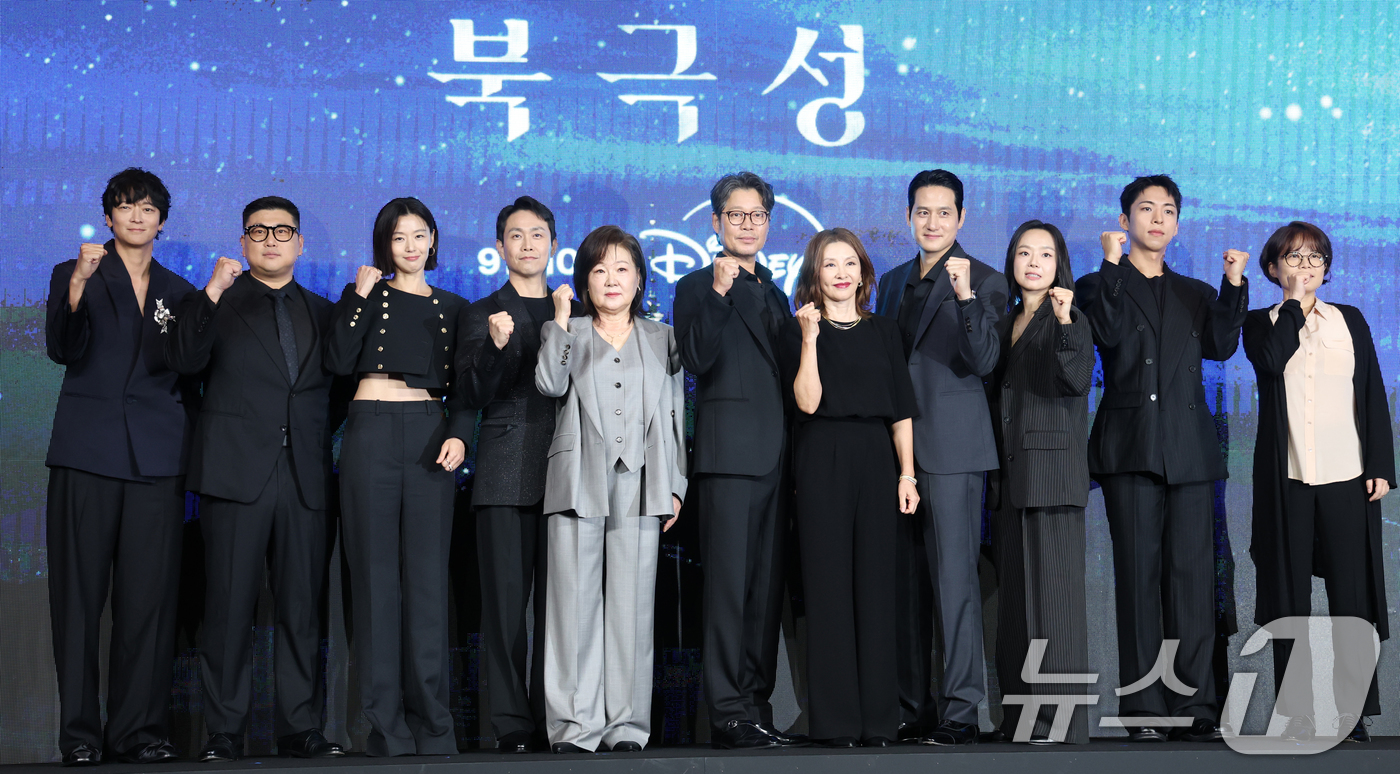 (서울=뉴스1) 권현진 기자 = 배우 강동원(왼쪽부터)과 허명행 감독, 전지현, 오정세, 김해숙, 유재명, 이미숙, 박해준, 이상희, 주종혁, 김희원 감독이 2일 오전 서울 종로구 …