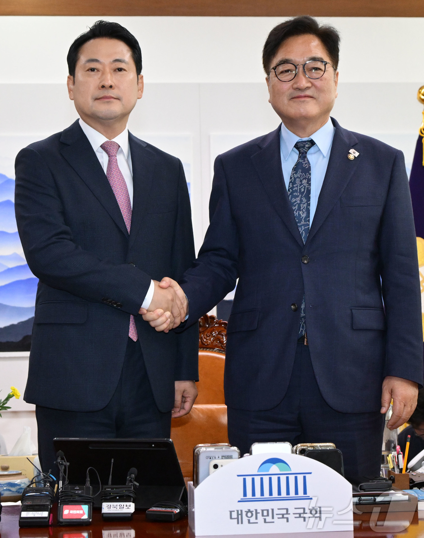 (서울=뉴스1) 유승관 기자 = 장동혁 국민의힘 대표가 2일 서울 여의도 국회에서 우원식 국회의장을 예방해 기념촬영을 하고 있다. (공동취재) 2025.9.2/뉴스1