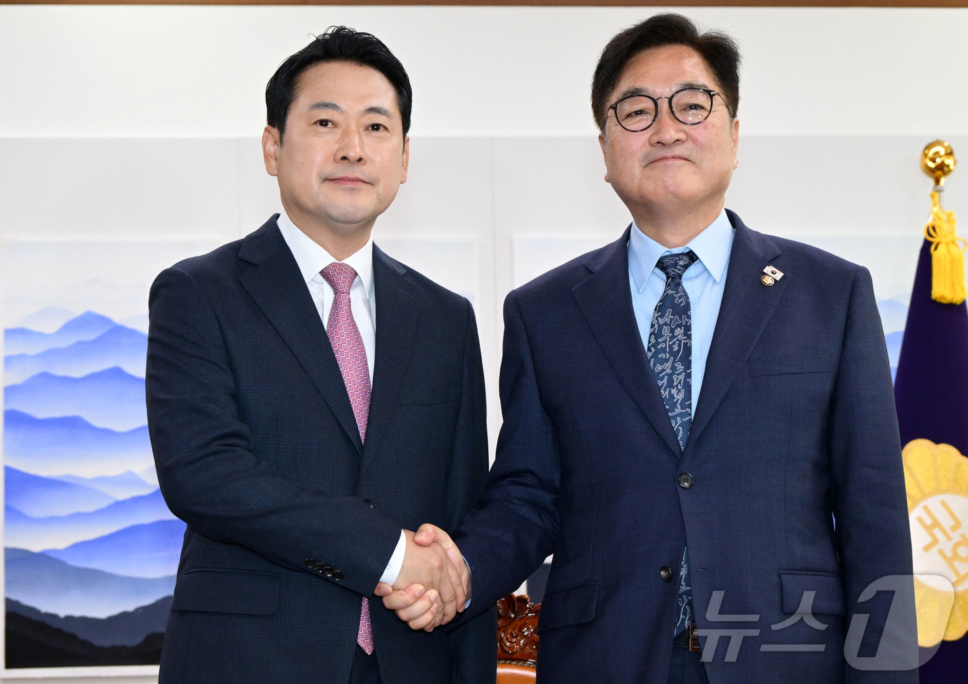 (서울=뉴스1) 유승관 기자 = 장동혁 국민의힘 대표가 2일 서울 여의도 국회에서 우원식 국회의장을 예방해 기념촬영을 하고 있다. (공동취재) 2025.9.2/뉴스1