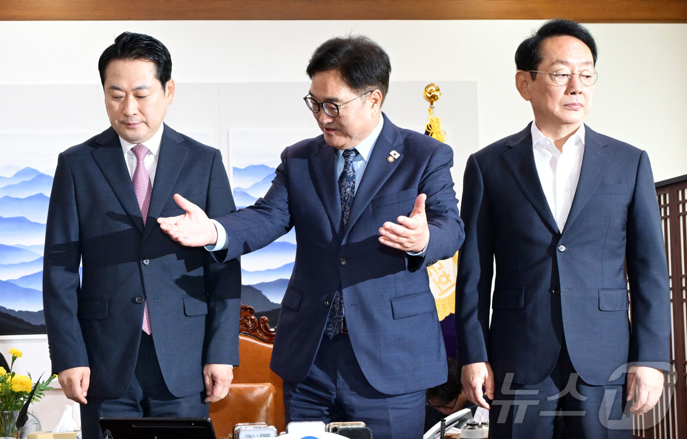 (서울=뉴스1) 유승관 기자 = 장동혁 국민의힘 대표가 2일 서울 여의도 국회에서 우원식 국회의장을 예방해 기념촬영을 하고 있다.오른쪽은 김도읍 정책위의장. (공동취쟤) 2025. …