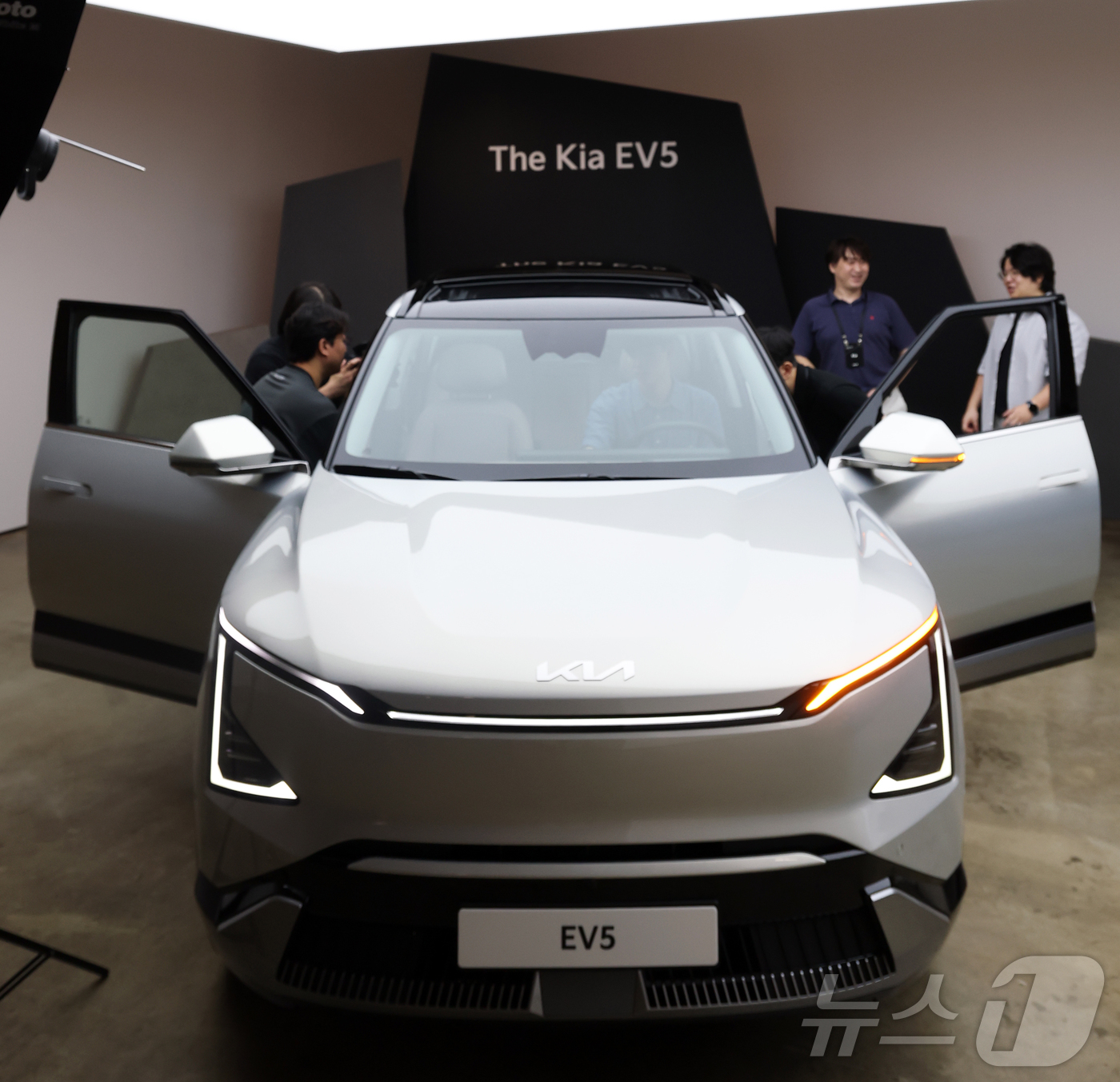 (서울=뉴스1) 오대일 기자 = 기아가 2일 서울 강남구 프로젝트 스페이스 라인에서 열린 'EV5 미디어 테크 데이'에서 자사 EV 브랜드의 첫 준중형 SUV 차량인 'EV5'를 …