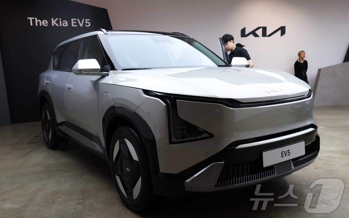 (서울=뉴스1) 오대일 기자 = 기아가 2일 서울 강남구 프로젝트 스페이스 라인에서 열린 'EV5 미디어 테크 데이'에서 자사 EV 브랜드의 첫 준중형 SUV 차량인 'EV5'를 …