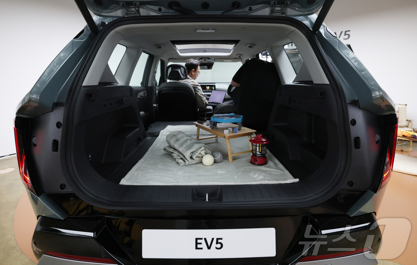 (서울=뉴스1) 오대일 기자 = 기아가 2일 서울 강남구 프로젝트 스페이스 라인에서 열린 'EV5 미디어 테크 데이'에서 자사 EV 브랜드의 첫 준중형 SUV 차량인 'EV5'를 …