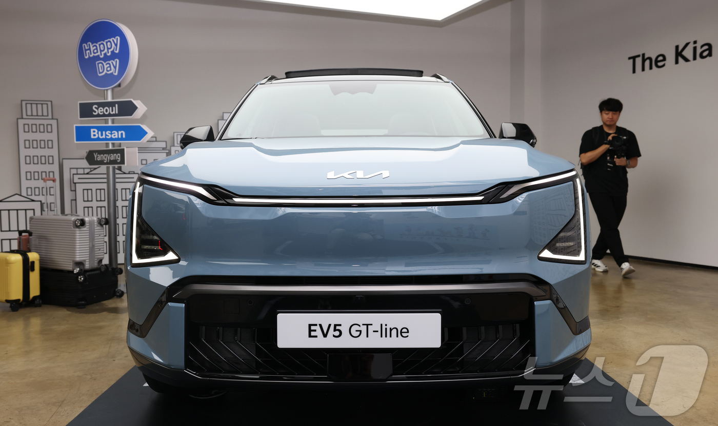 (서울=뉴스1) 오대일 기자 = 기아가 2일 서울 강남구 프로젝트 스페이스 라인에서 열린 'EV5 미디어 테크 데이'에서 자사 EV 브랜드의 첫 준중형 SUV 차량인 'EV5' G …