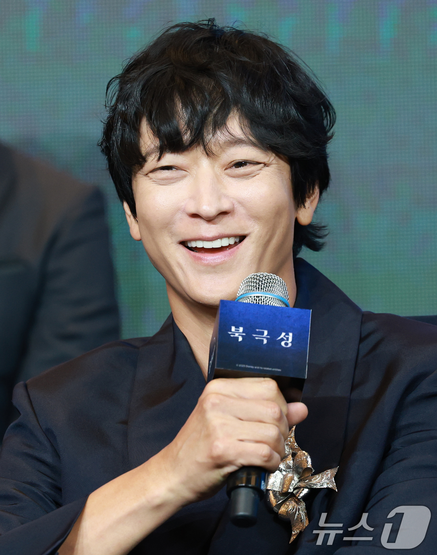 (서울=뉴스1) 권현진 기자 = 배우 강동원이 2일 오전 서울 종로구 포시즌스 호텔에서 열린 디즈니 플러스 오리지널 시리즈 '북극성' 제작발표회에 참석해 인사말을 하고 있다.'북극 …