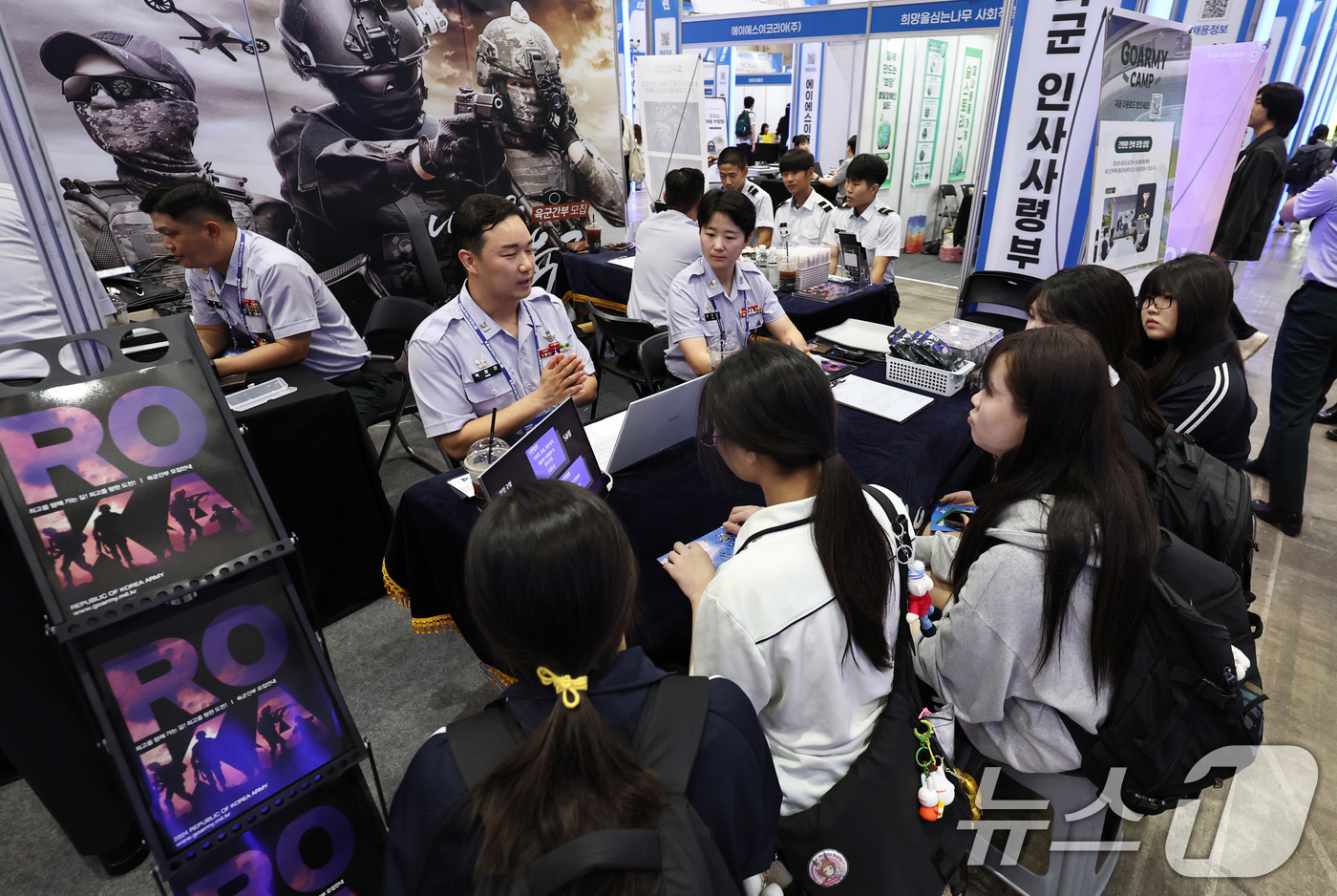 (고양=뉴스1) 구윤성 기자 = 2일 오전 경기 고양시 킨텍스 제2전시장에서 열린 '2025 경기도교육청 직업계고 취·창업박람회'에서 참가 학생들이 육군간부 모집 상담을 받고 있다 …