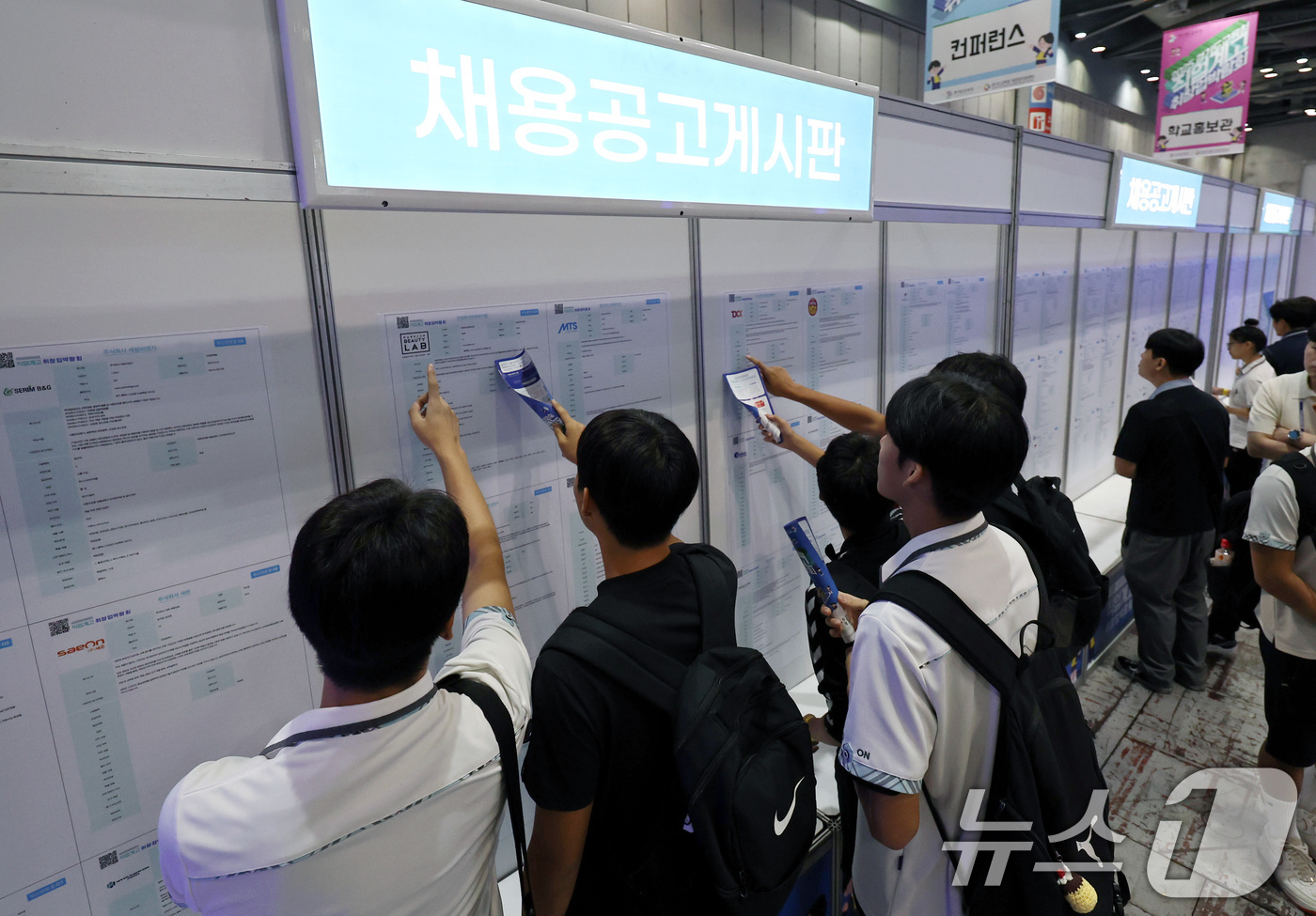 (고양=뉴스1) 구윤성 기자 = 2일 오전 경기 고양시 킨텍스 제2전시장에서 열린 '2025 경기도교육청 직업계고 취·창업박람회'에서 참가 학생들이 채용공고게시판을 확인하고 있다. …