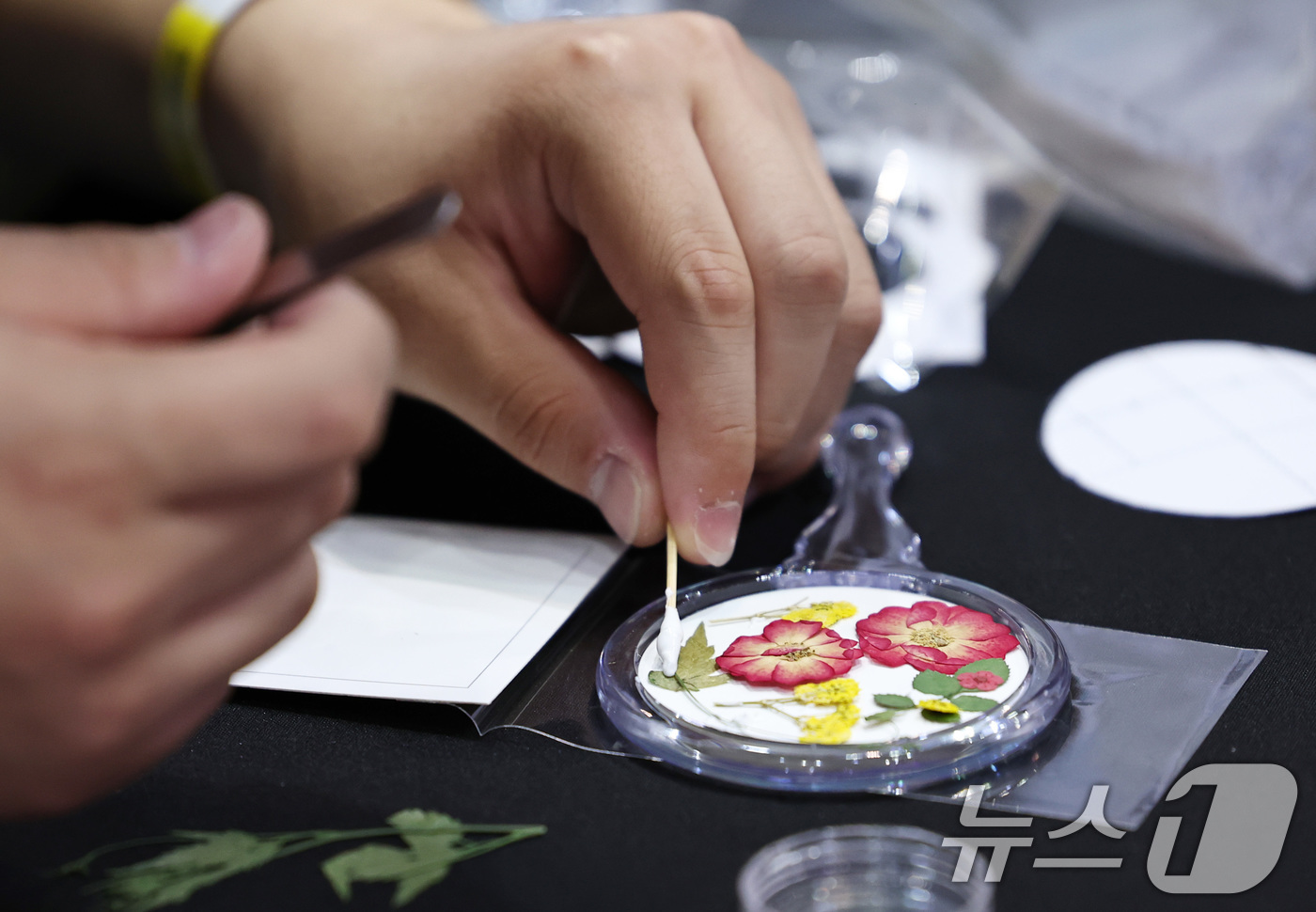 (고양=뉴스1) 구윤성 기자 = 2일 오전 경기 고양시 킨텍스 제2전시장에서 열린 '2025 경기도교육청 직업계고 취·창업박람회'에서 참가 학생이 손거울 공예체험을 하고 있다. 2 …