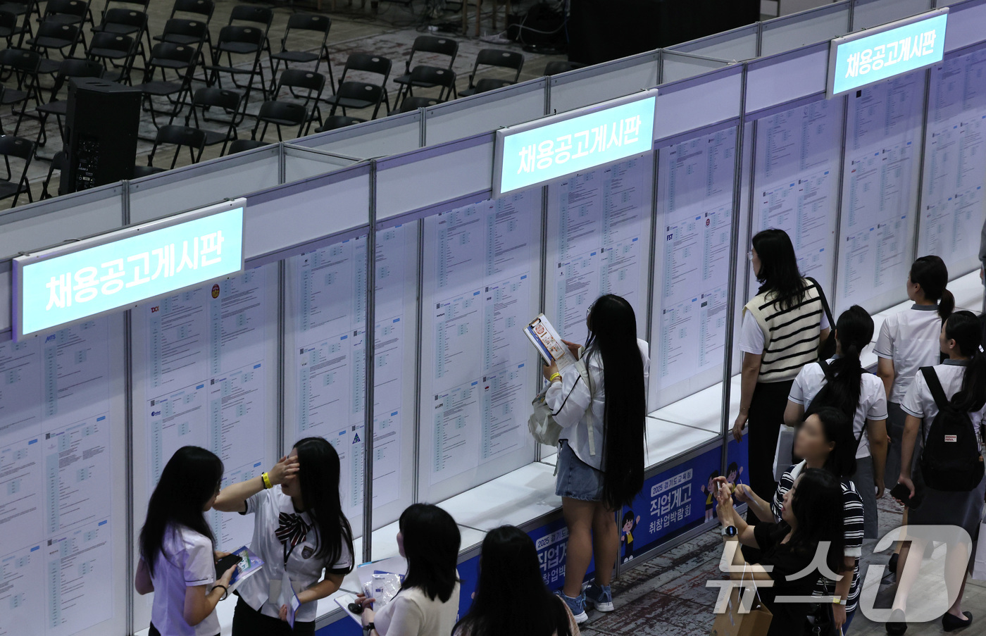 (고양=뉴스1) 구윤성 기자 = 2일 오전 경기 고양시 킨텍스 제2전시장에서 열린 '2025 경기도교육청 직업계고 취·창업박람회'에서 참가 학생들이 채용공고게시판을 확인하고 있다. …