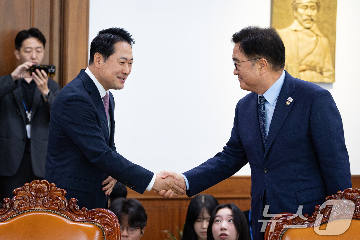 (서울=뉴스1) 유승관 기자 = 장동혁 국민의힘 대표가 2일 서울 여의도 국회에서 우원식 국회의장을 예방하고 있다. 2025.9.2/뉴스1