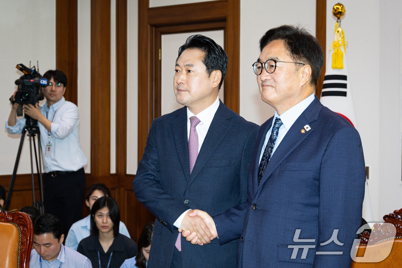 (서울=뉴스1) 유승관 기자 = 장동혁 국민의힘 대표가 2일 서울 여의도 국회에서 우원식 국회의장을 예방, 기념 촬영을 하고 있다. 2025.9.2/뉴스1