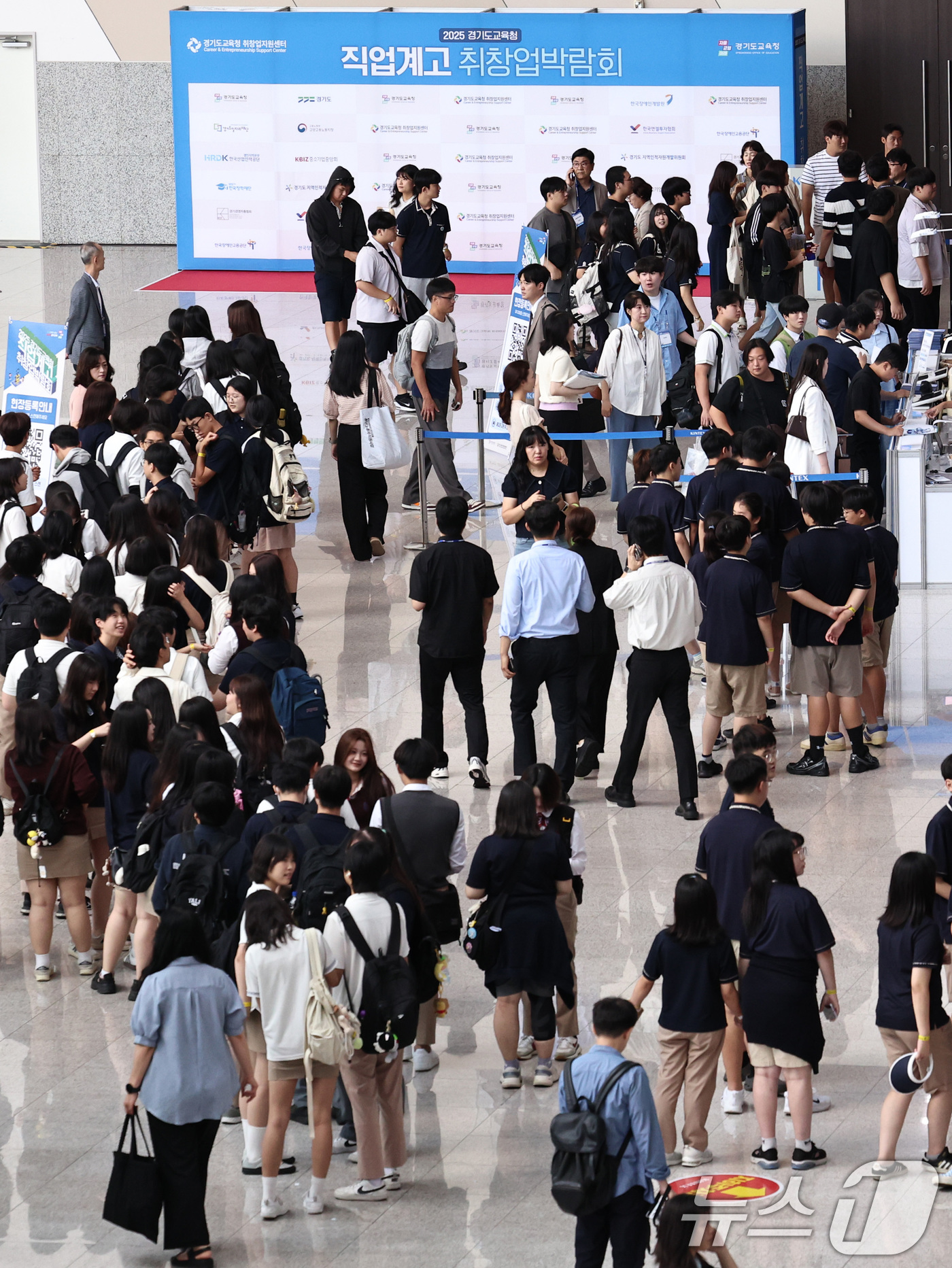 (고양=뉴스1) 구윤성 기자 = 2일 오전 경기 고양시 킨텍스 제2전시장에서 열린 '2025 경기도교육청 직업계고 취·창업박람회'에서 참가 학생들이 입장을 위해 줄을 서고 있다. …